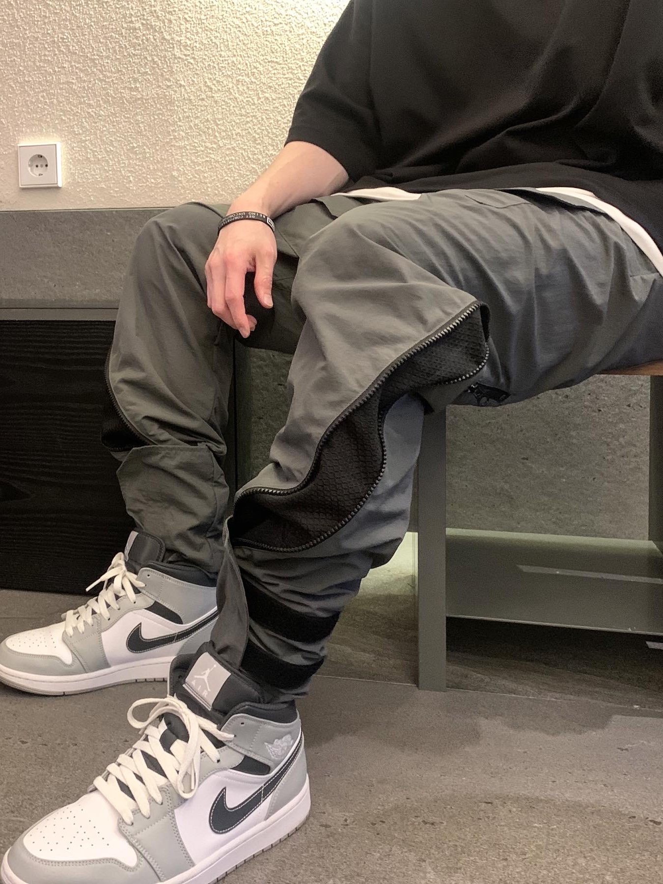 Jordan 1 Mid Light Smoke Grey Anthracite, Essentials x New Era Retro Crown Strapback Black 착용 스타일 - 2