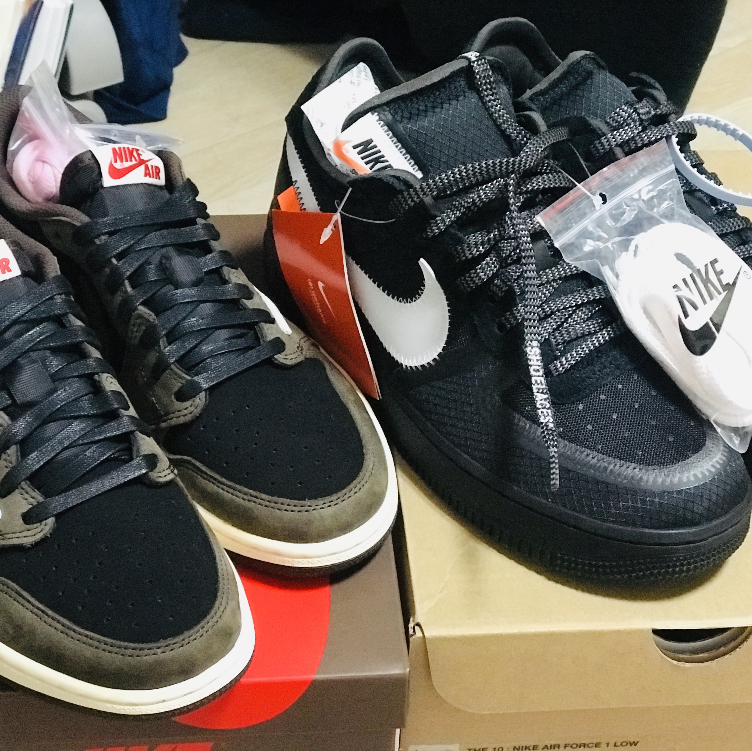 Jordan 1 x Travis Scott Retro Low OG SP Mocha, Nike x Off-White Air Force 1 Low Black White 착용 스타일 - 3