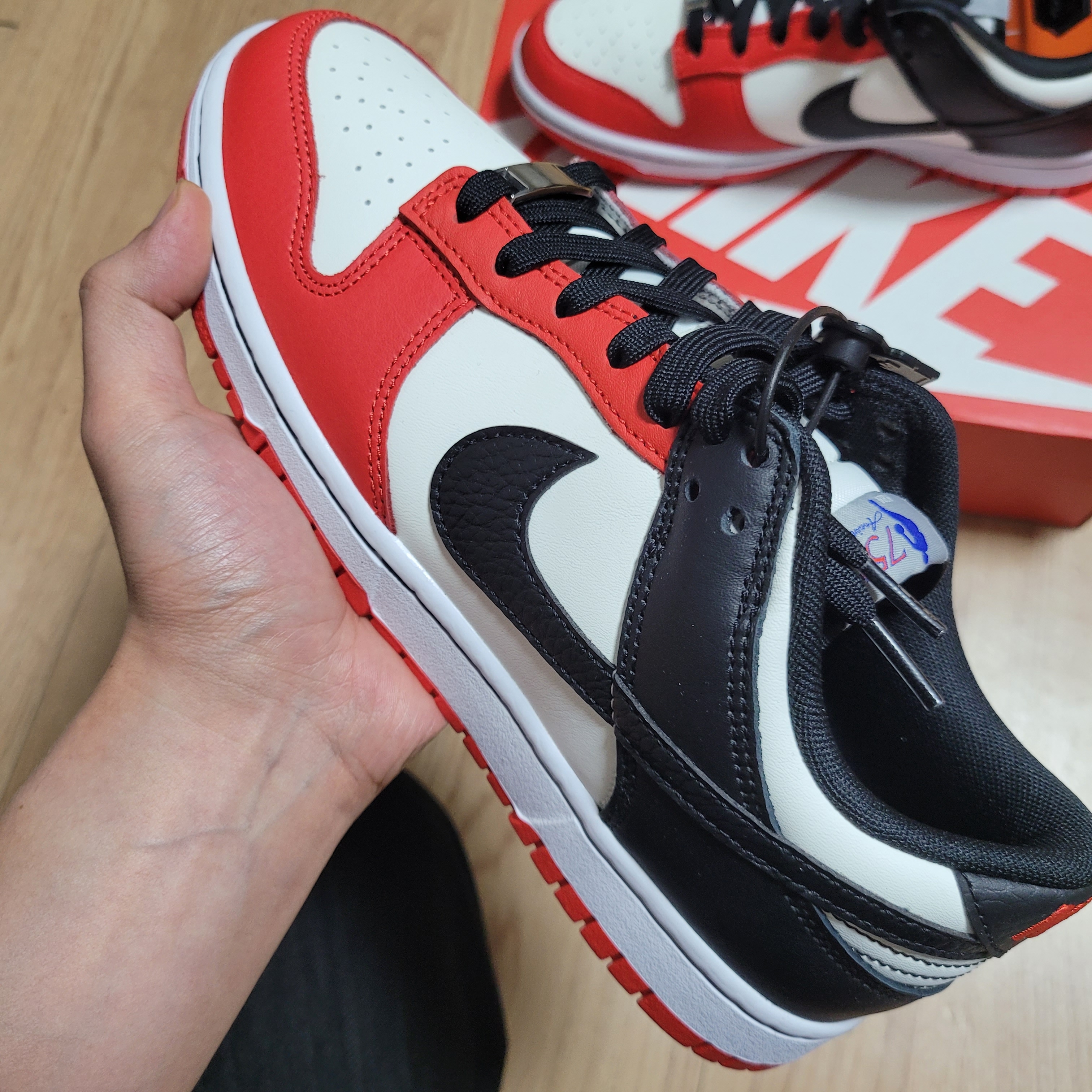 Nike x NBA Dunk Low Retro EMB Black and Chile Red 착용 스타일 - 2