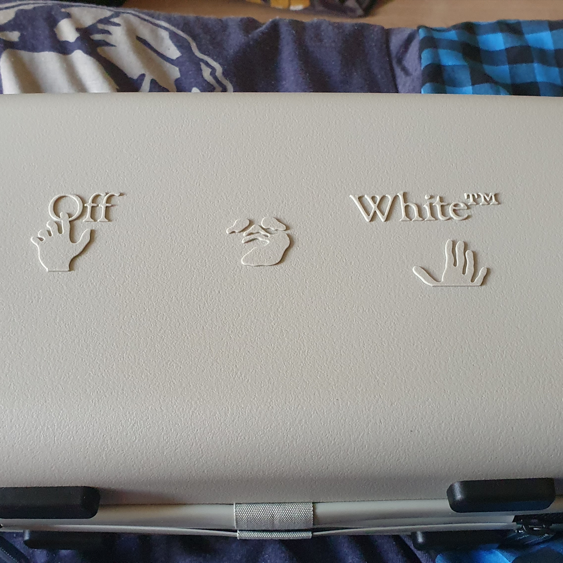 Off-White x Amore Pacific Protection Box (Without Cosmetics) 착용 스타일 - 1