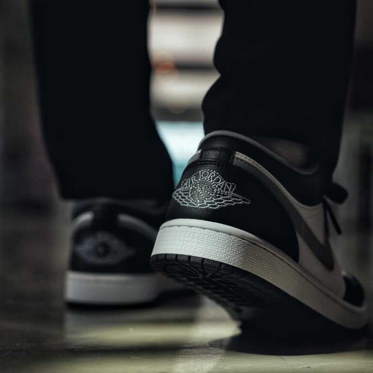 Jordan 1 Low Black Particle Grey 착용 스타일 - 1