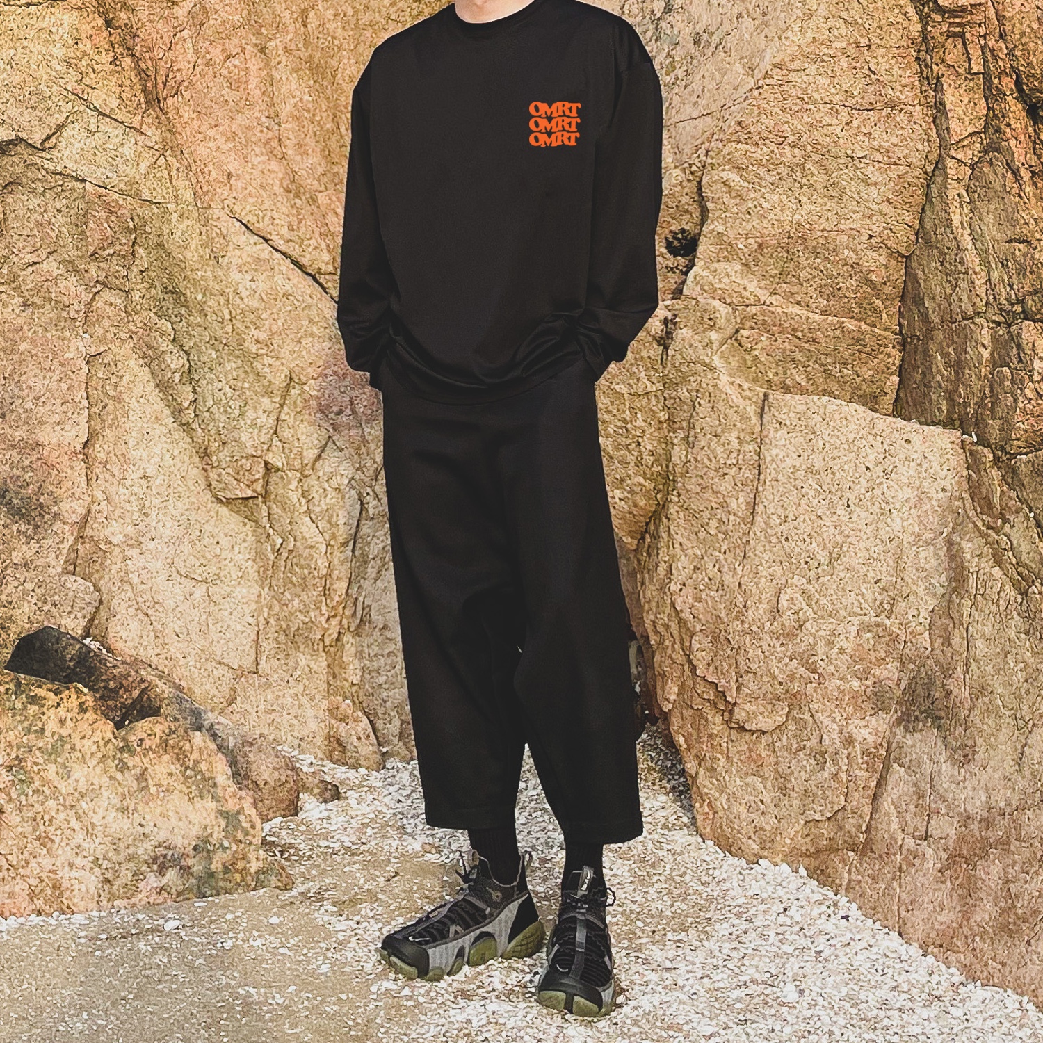 Nike ISPA Link Black and Medium Olive 착용 스타일