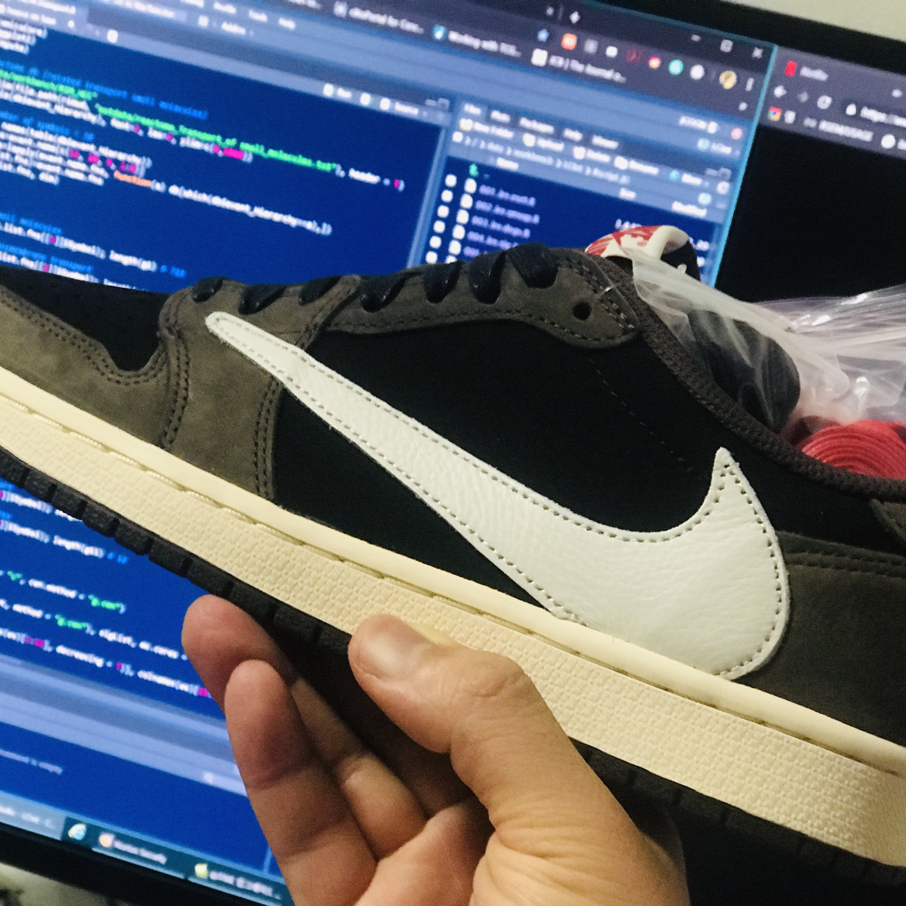 Jordan 1 x Travis Scott Retro Low OG SP Mocha, Nike x Off-White Air Force 1 Low Black White 착용 스타일 - 2