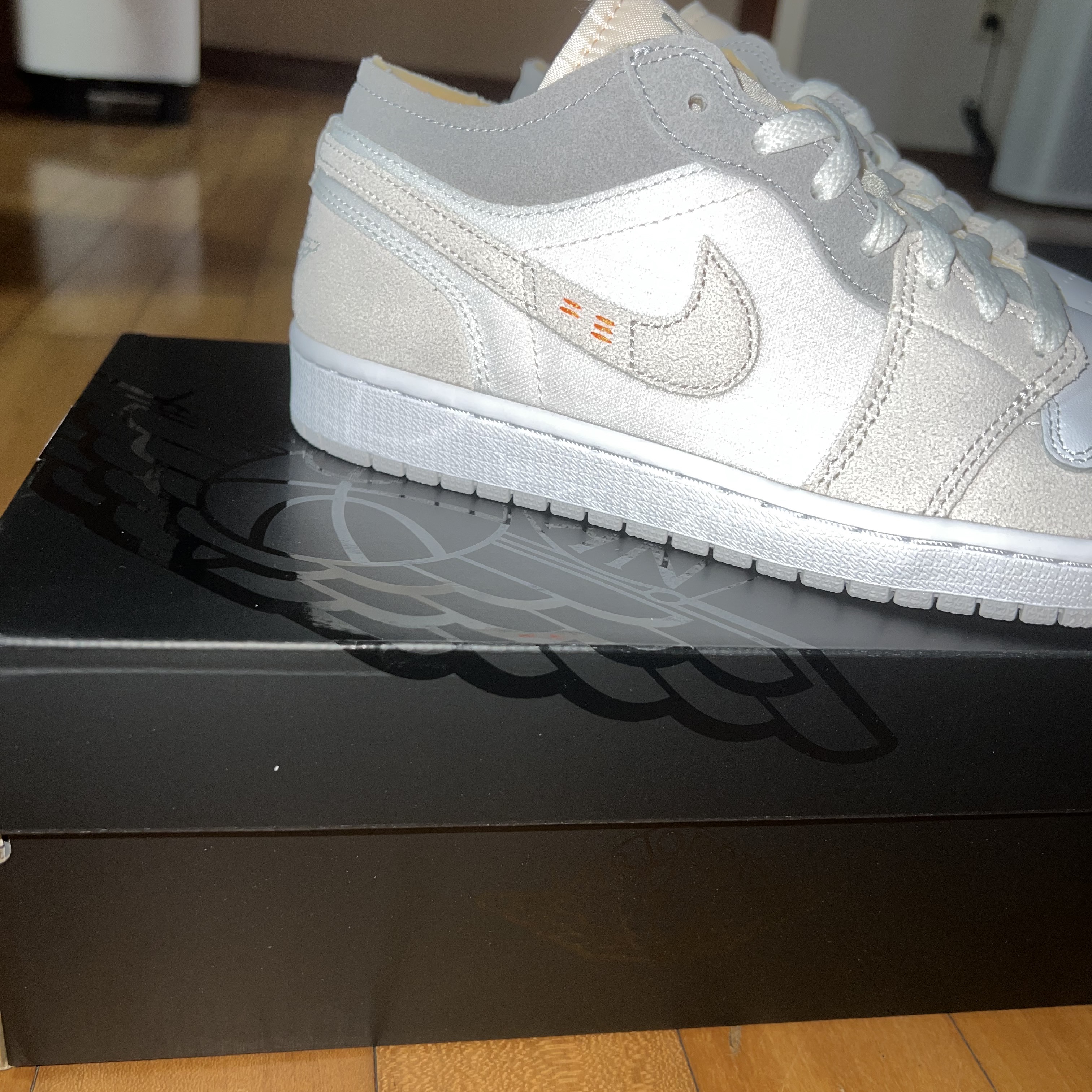 Jordan 1 Low SE Craft White and Phantom 착용 스타일 - 1