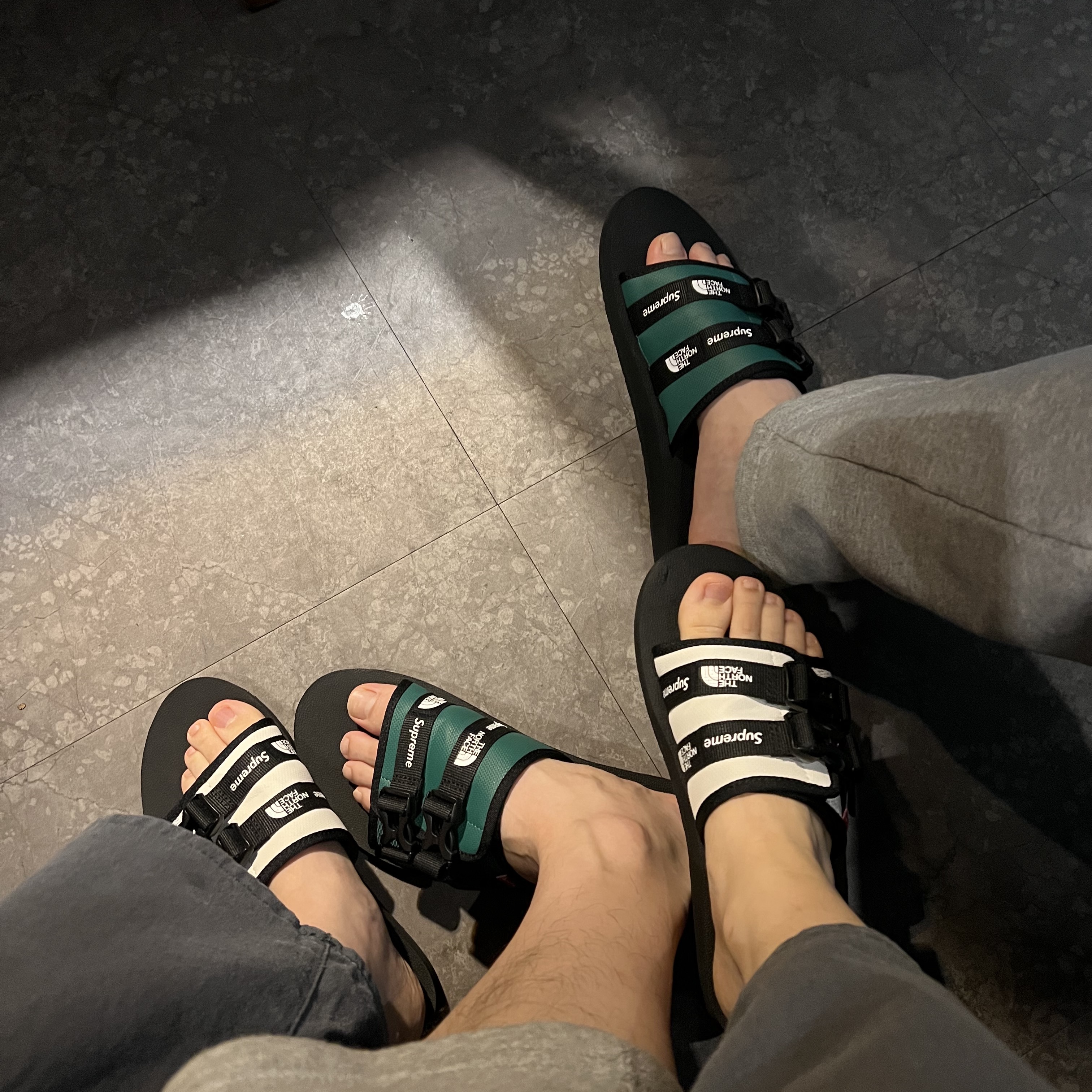 Supreme x The North Face Trekking Sandal Stone - 22SS, Supreme x The North Face Trekking Sandal Dark Green - 22SS 착용 스타일 - 1