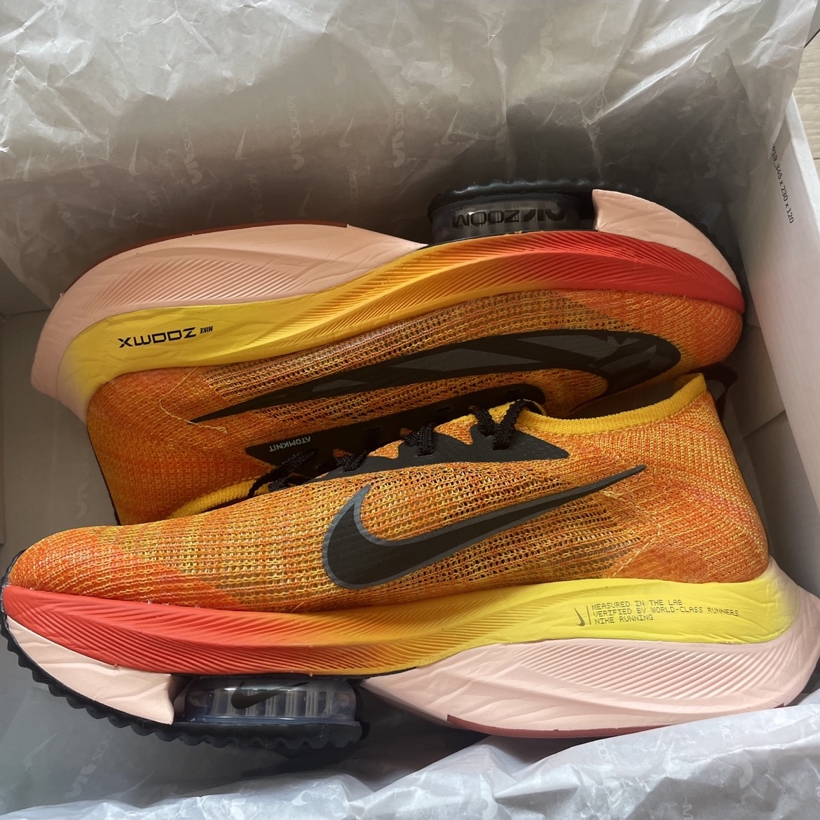 Nike Air Zoom Alphafly Next% Flyknit Amarillo 착용 스타일 - 1