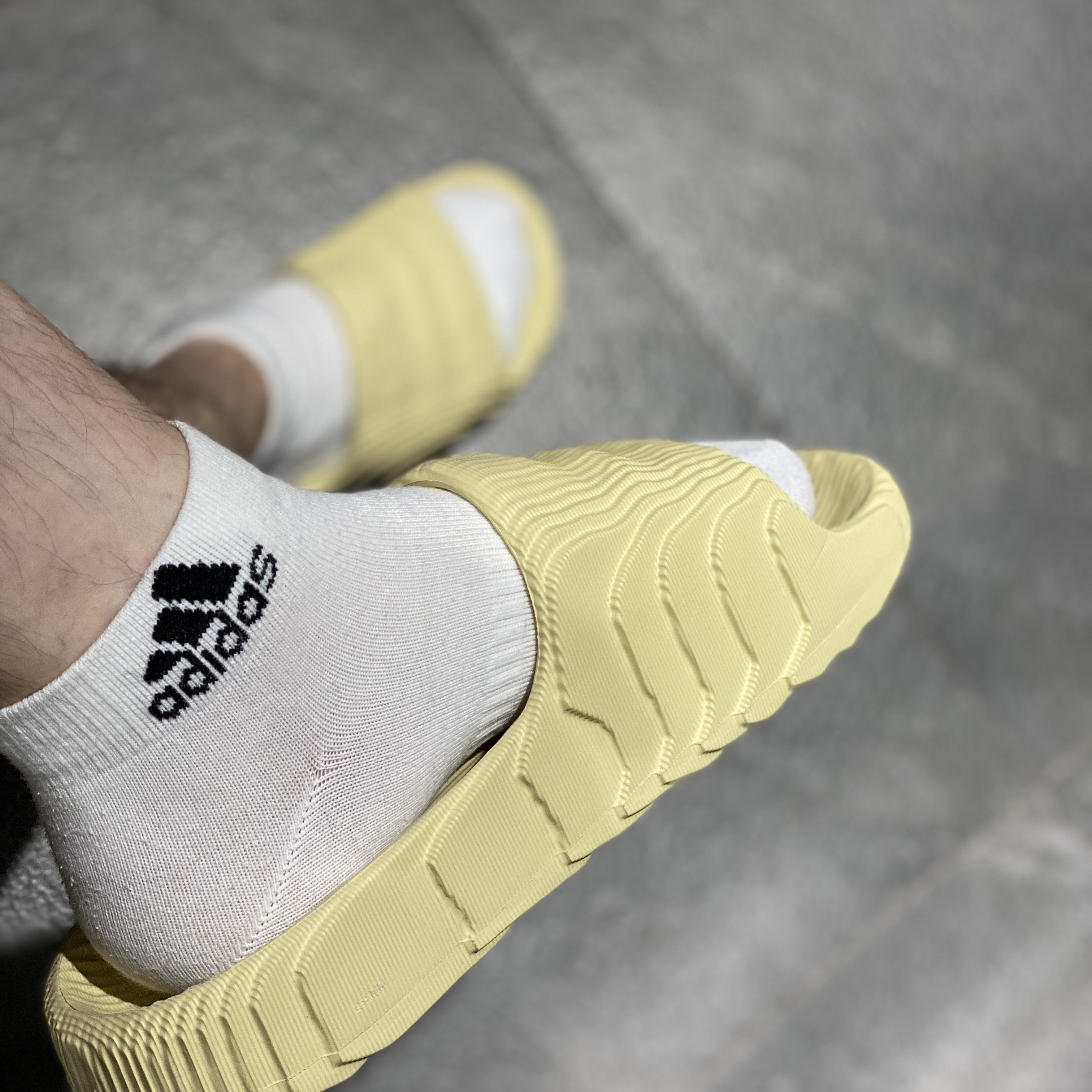 Adidas Adilette 22 Desert Sand 착용 스타일