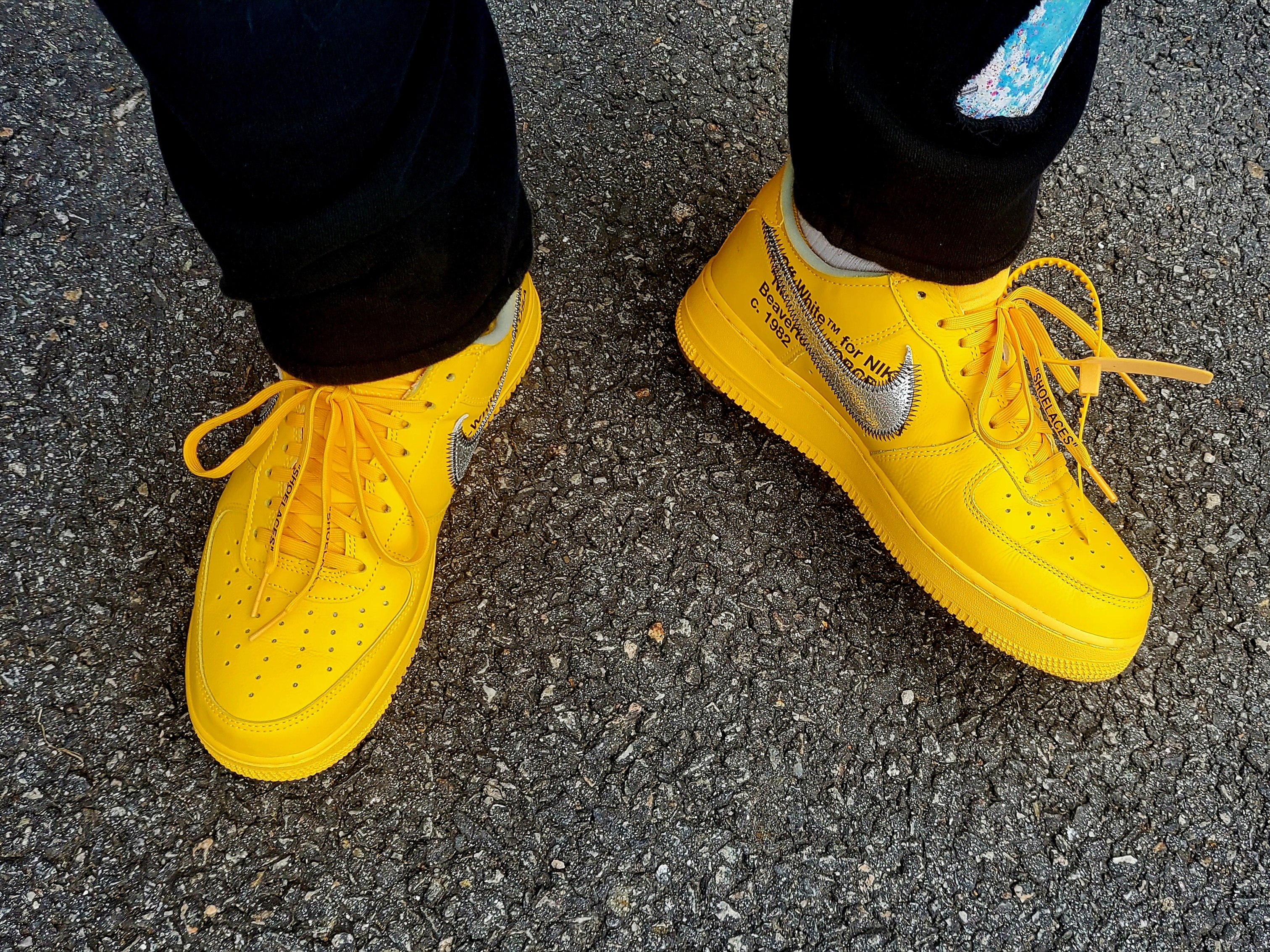 Nike x Off-White Air Force 1 '07 University Gold 착용 스타일 - 3
