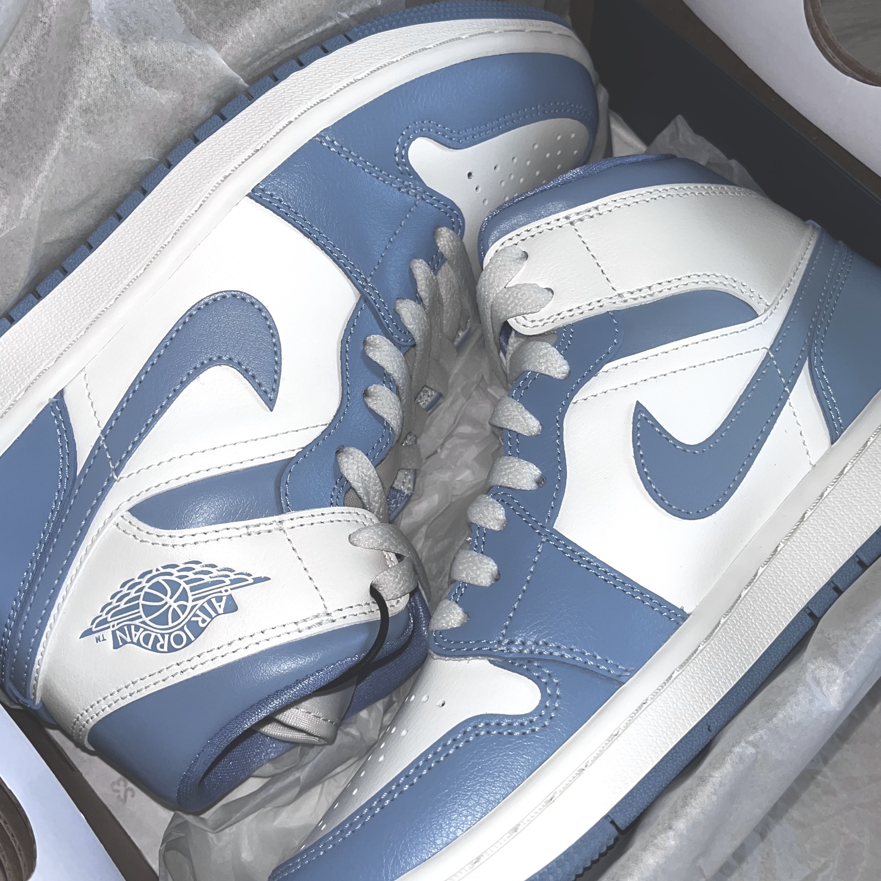 (W) Jordan 1 Mid Sail and Worn Blue 착용 스타일 - 1