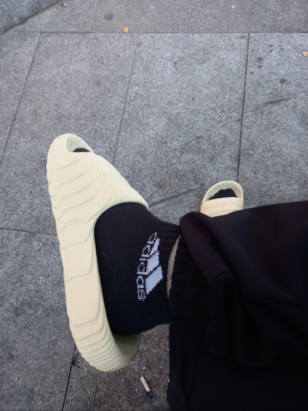 Adidas Adilette 22 Desert Sand 착용 스타일