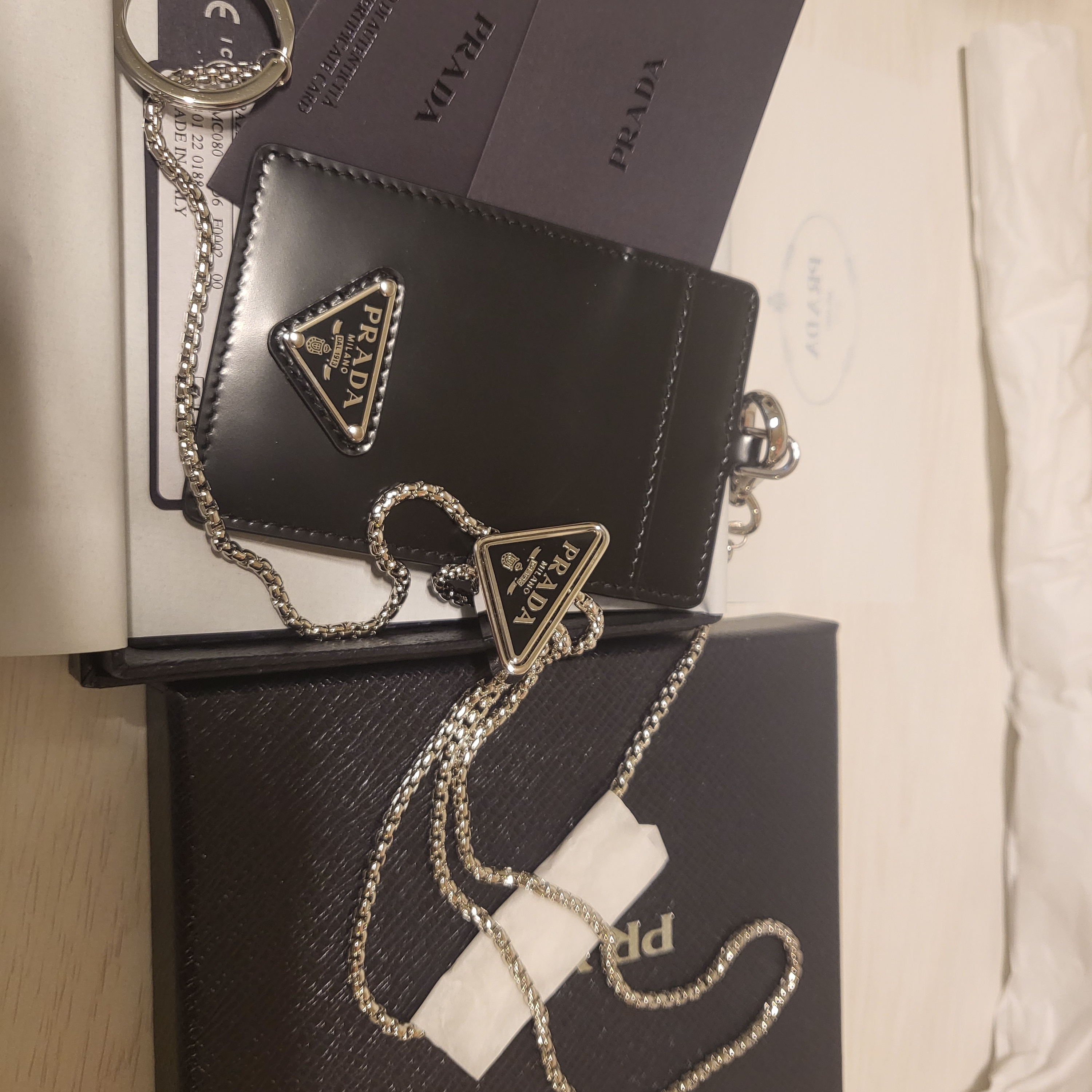 Prada Leather Badge Card Holder Black 착용 스타일 - 1