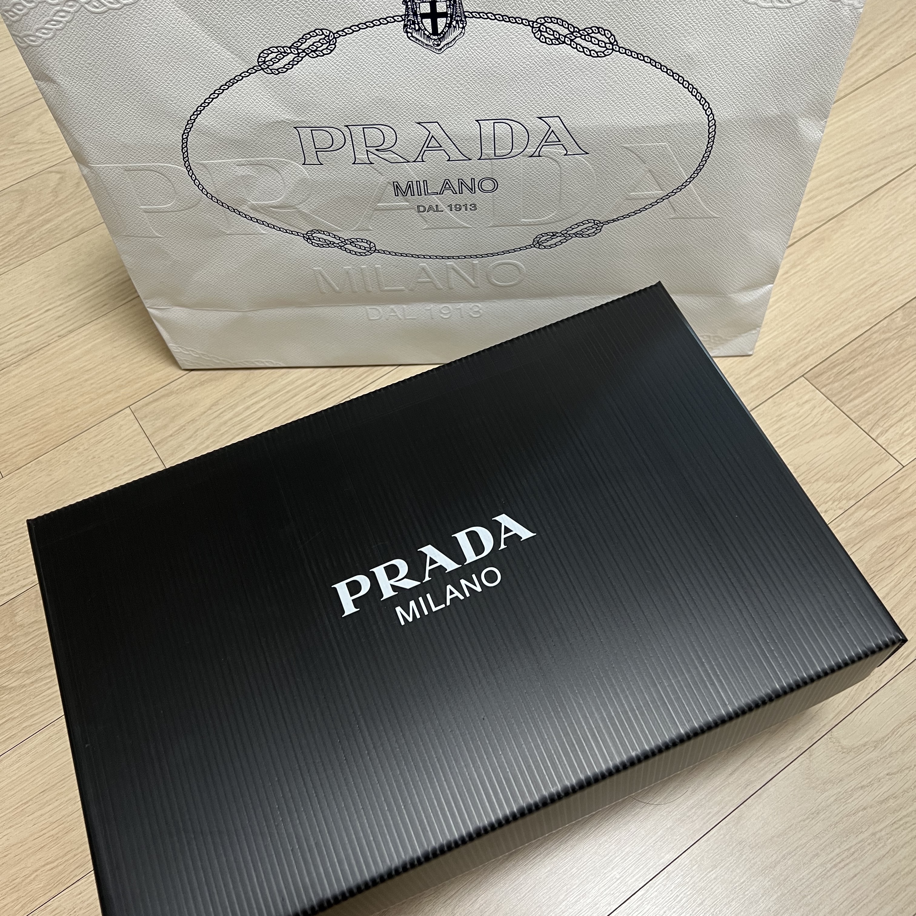 Prada Downtown Leather Sneakers White Mango 착용 스타일 - 2