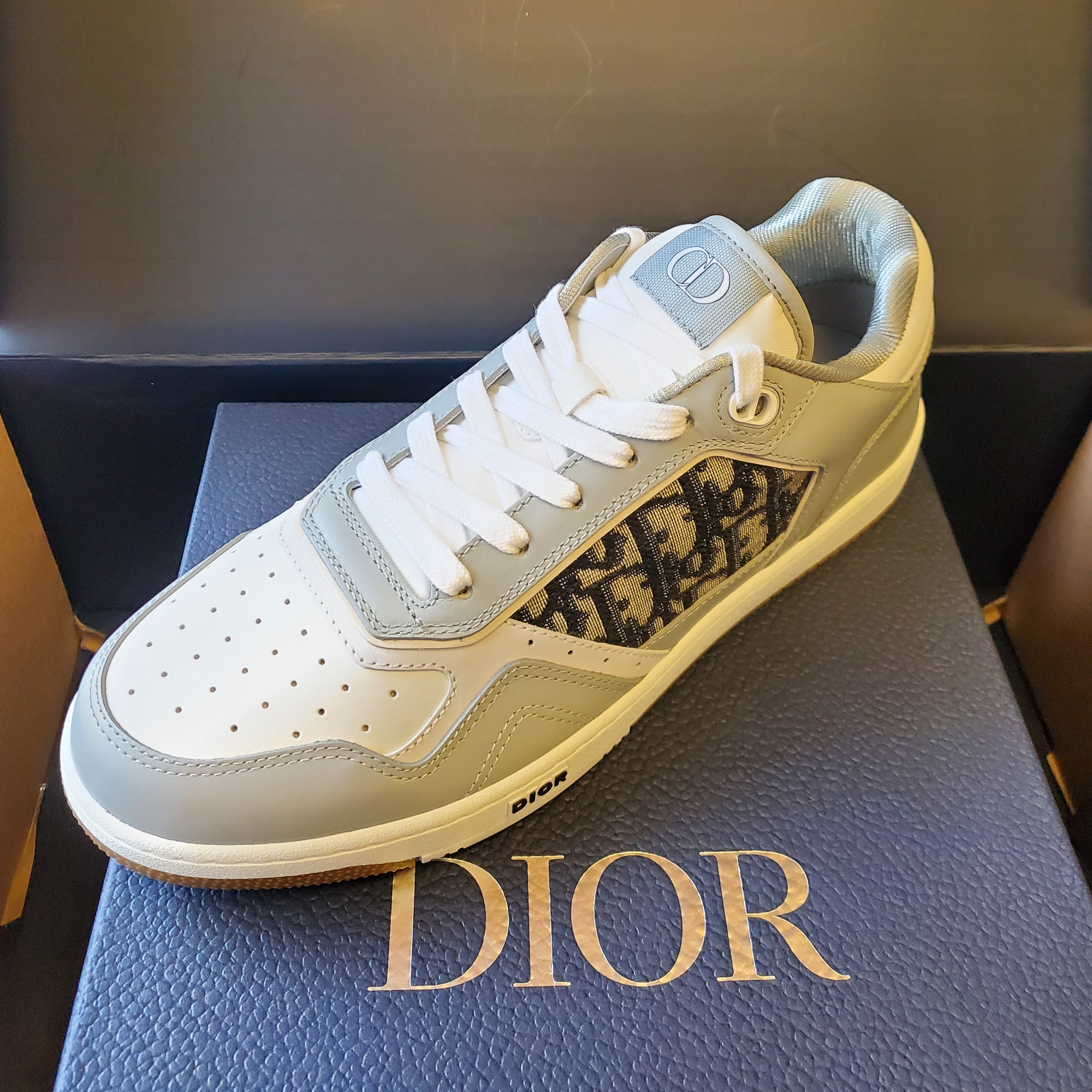 Dior B27 Low-Top Sneakers Gray 착용 스타일