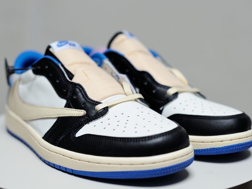 Jordan 1 x Travis Scott x Fragment Retro Low OG SP Military Blue, Jordan 1 x Trophy Room Retro High OG SP Chicago 착용 스타일 - 3