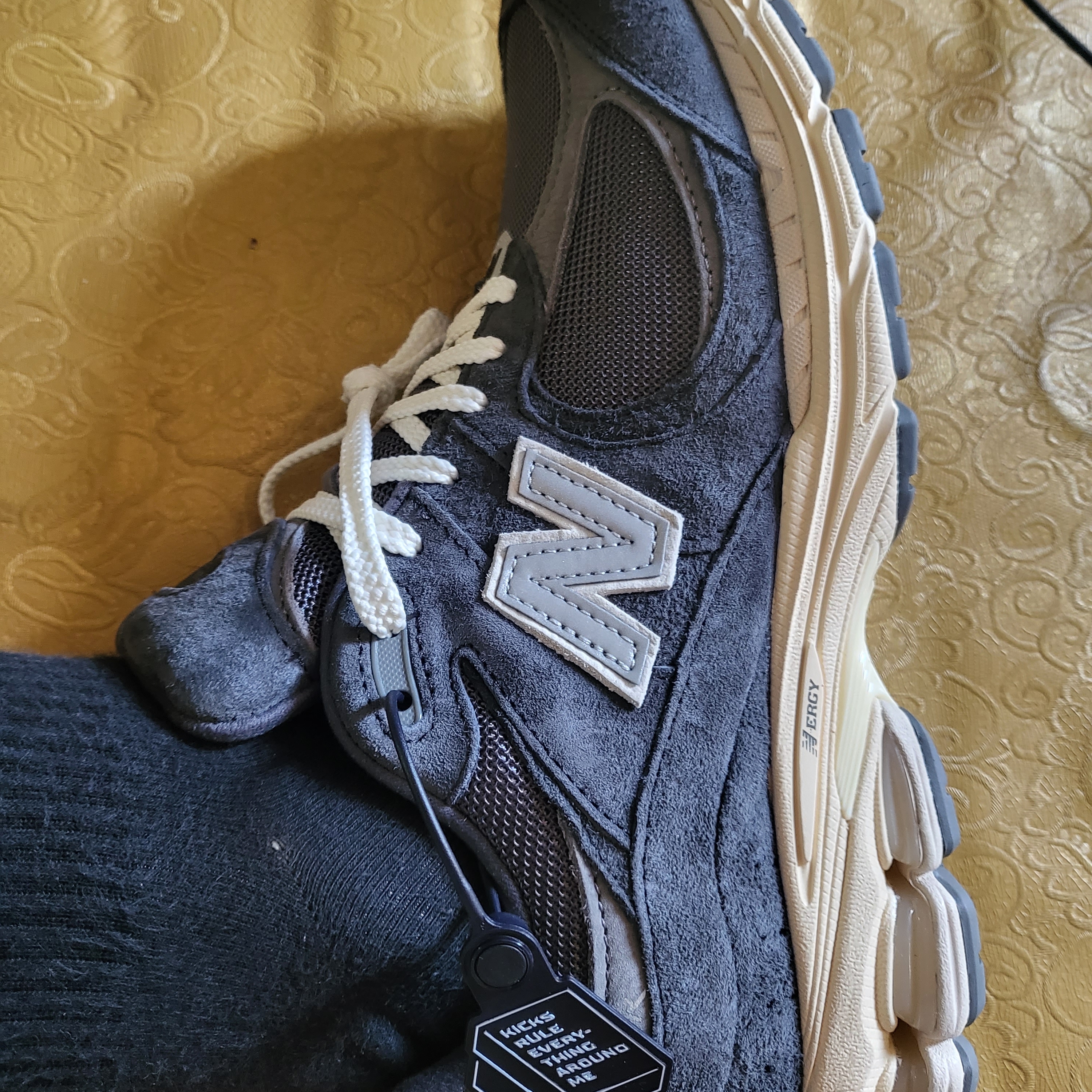 New Balance 2002R Special Vintage Black Grey 착용 스타일