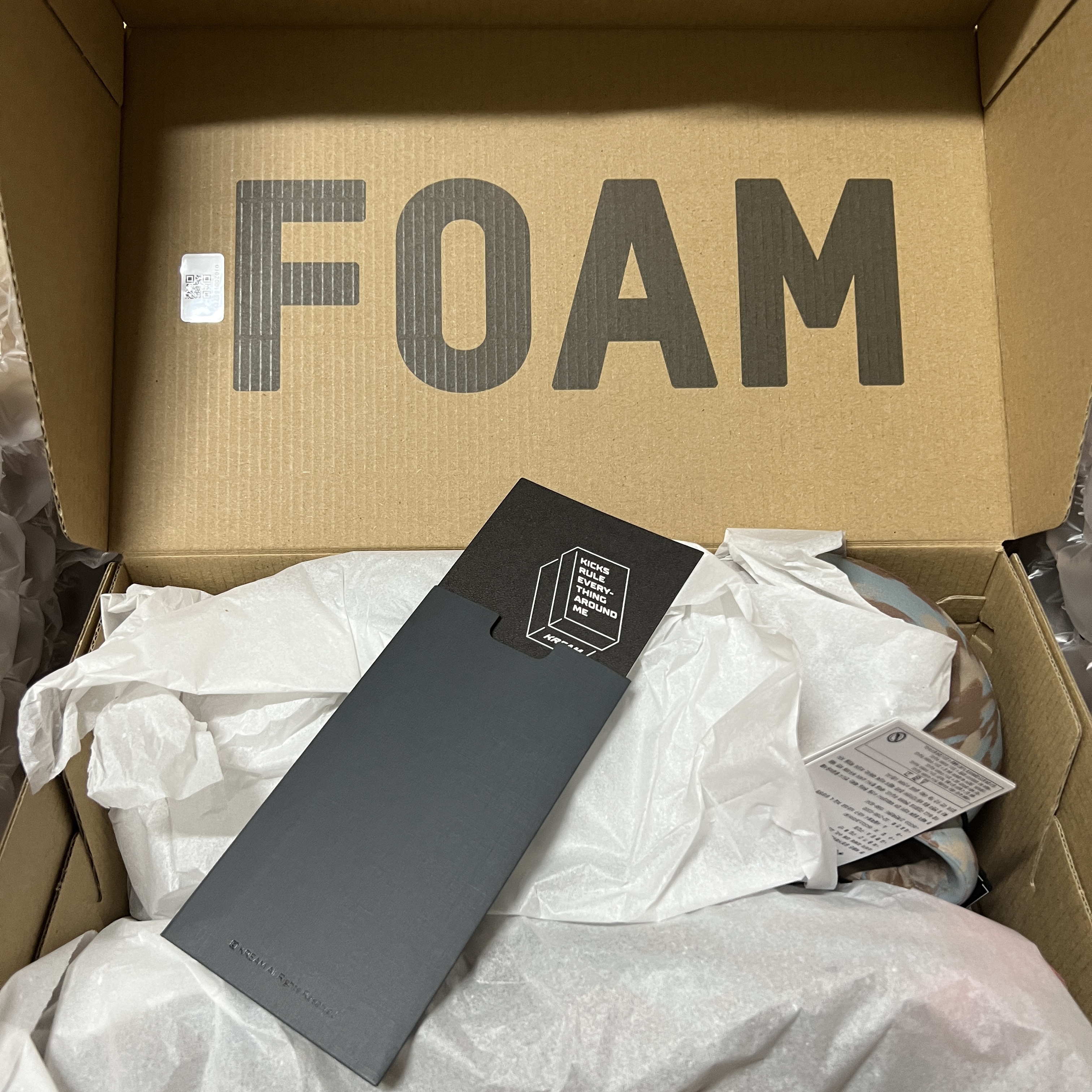Adidas Yeezy Foam RNNR MX Sand Grey 착용 스타일 - 1