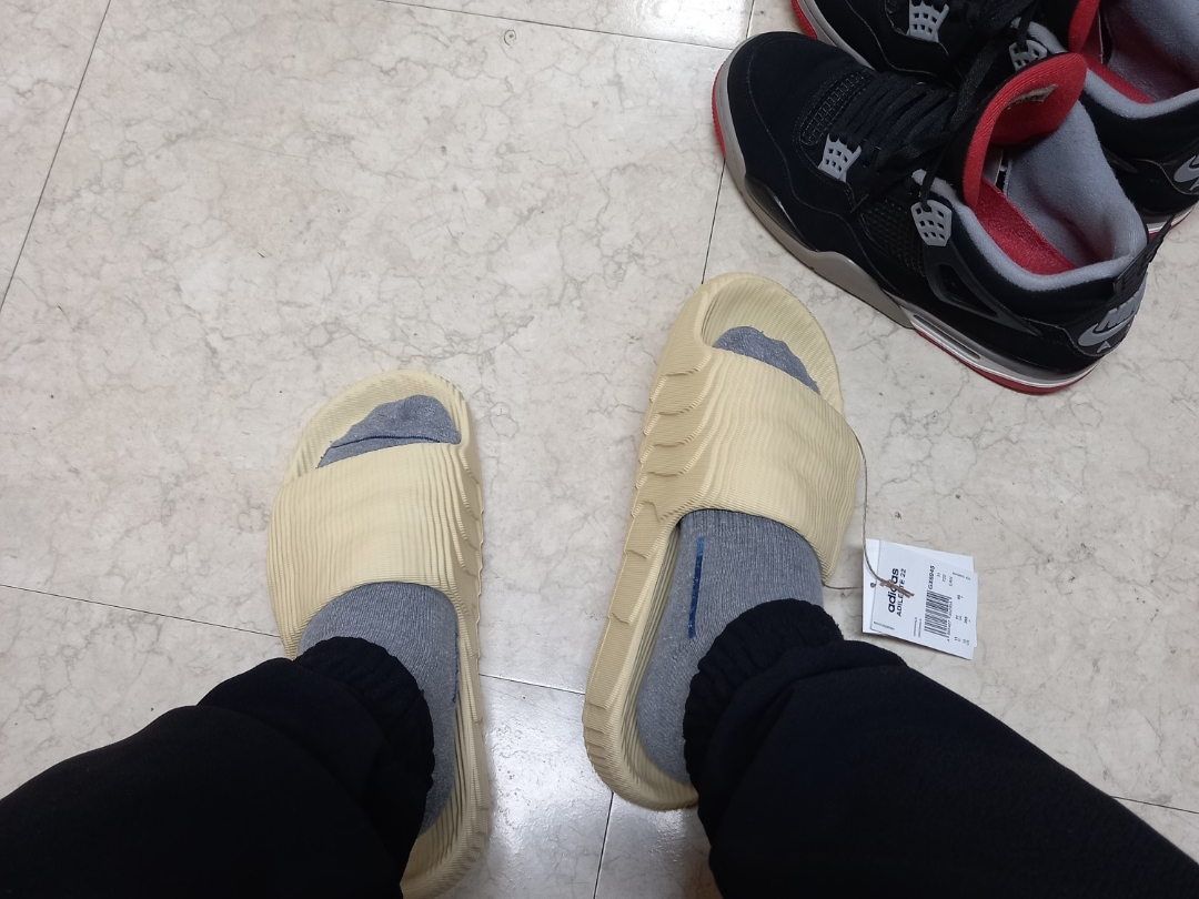 Adidas Adilette 22 Desert Sand, Jordan 4 Retro Bred 2019 착용 스타일 - 2
