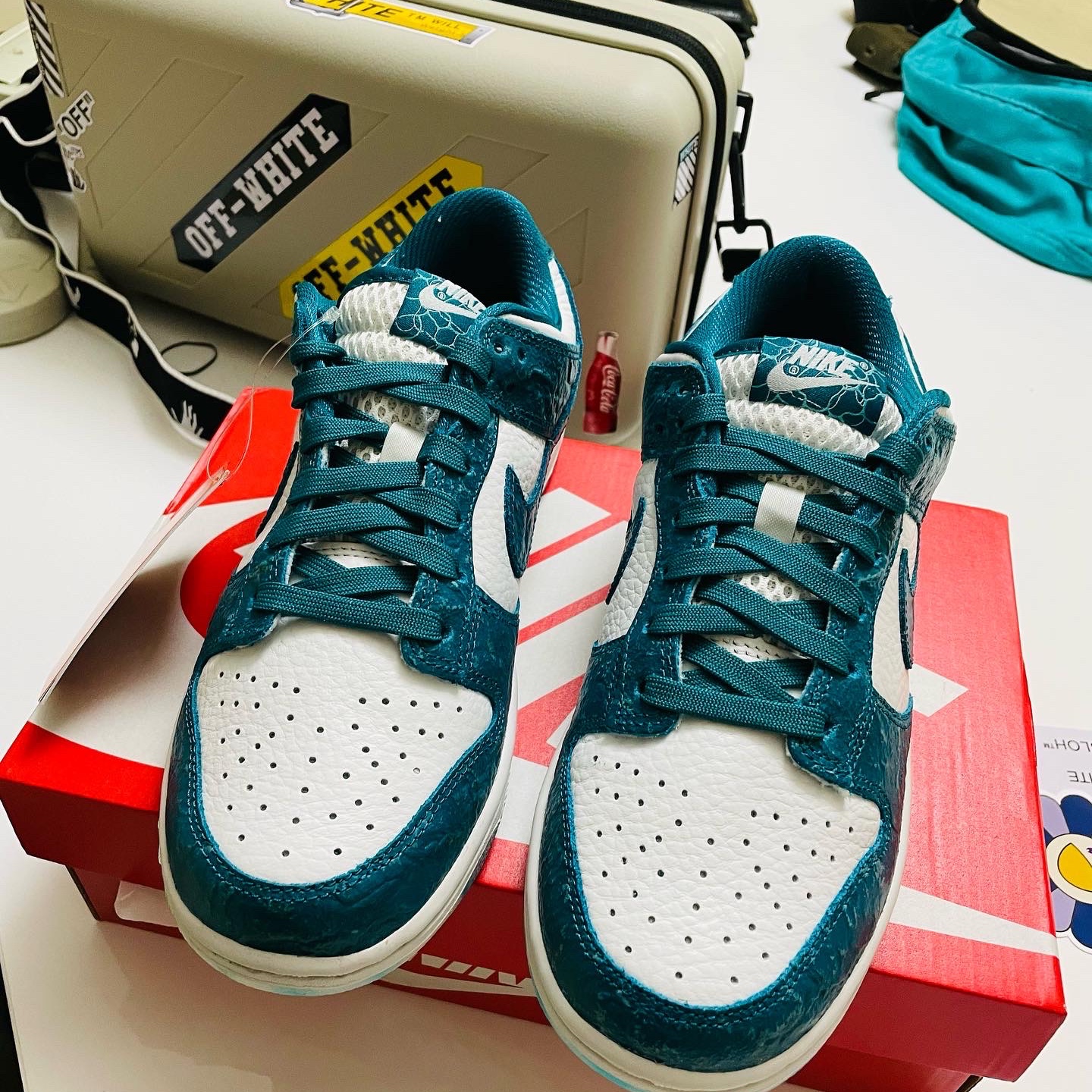 (W) Nike Dunk Low Ocean, Off-White x Amore Pacific Protection Box (Without Cosmetics) 착용 스타일 - 1