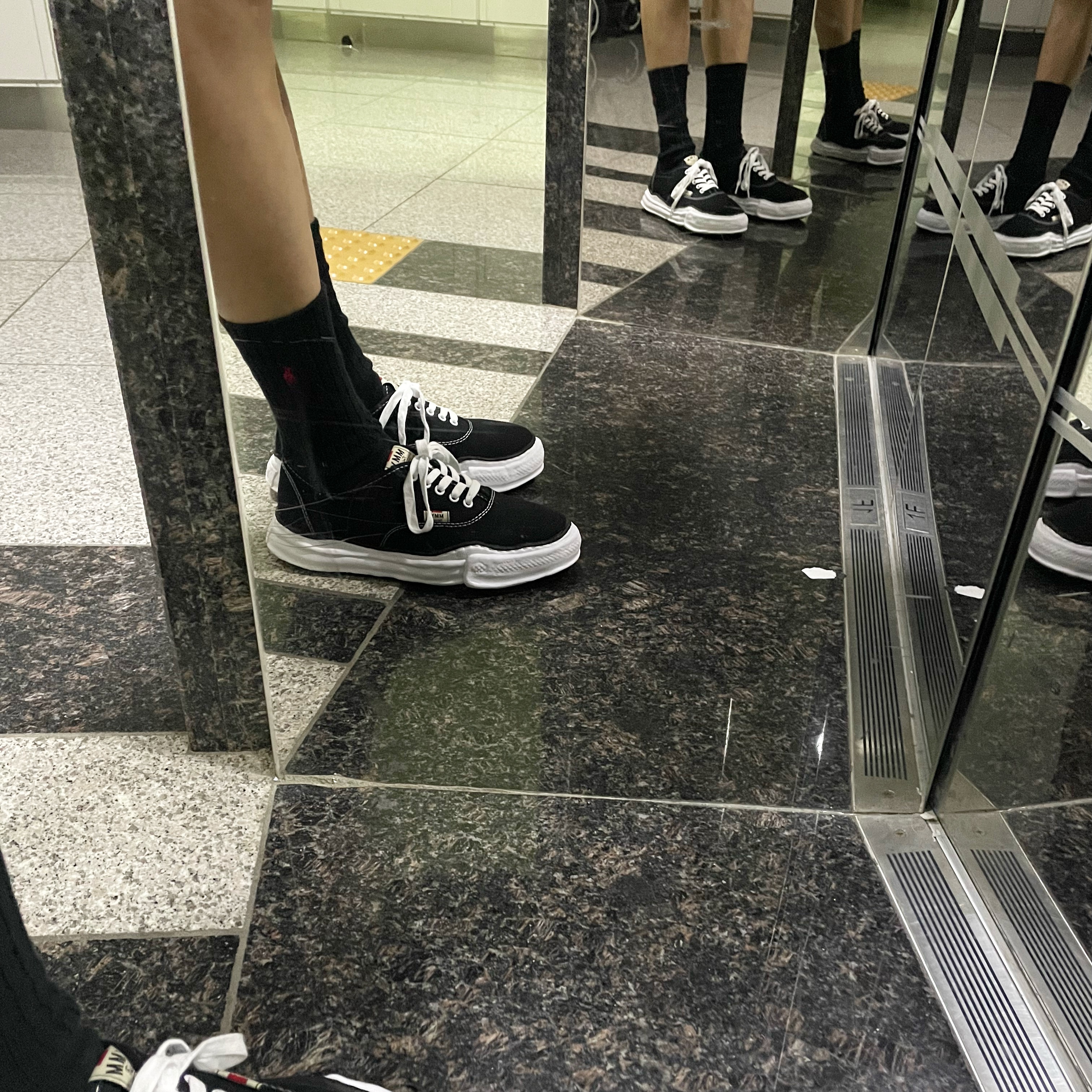 Maison Mihara Yasuhiro Baker OG Sole Canvas Low Cut Sneakers Black 착용 스타일