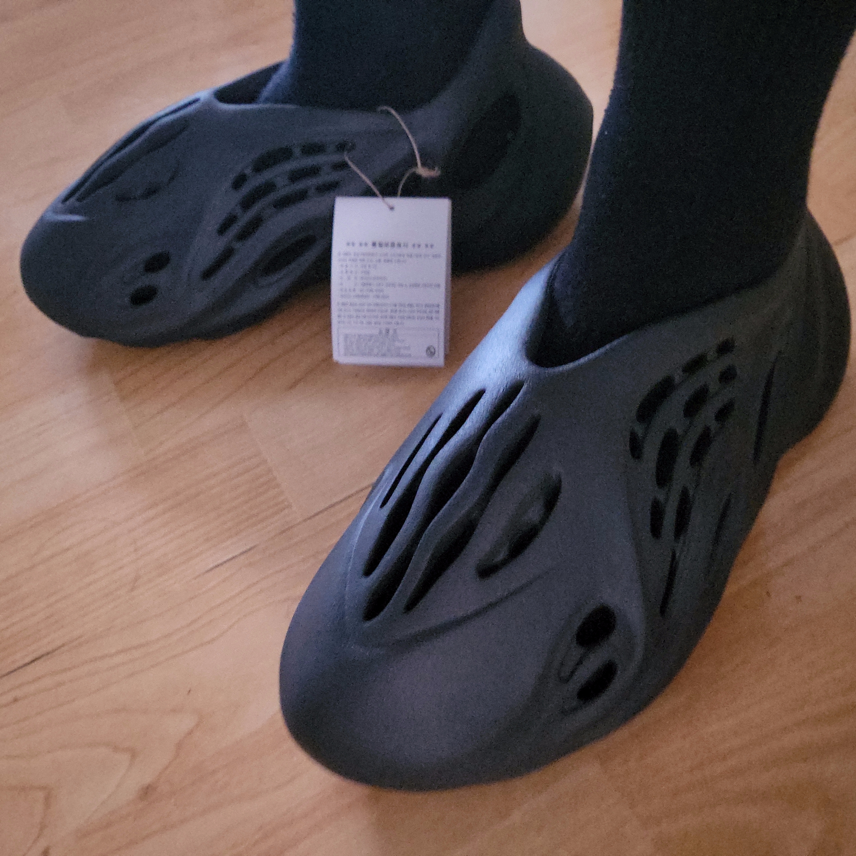 Adidas Yeezy Foam RNNR Onyx 착용 스타일