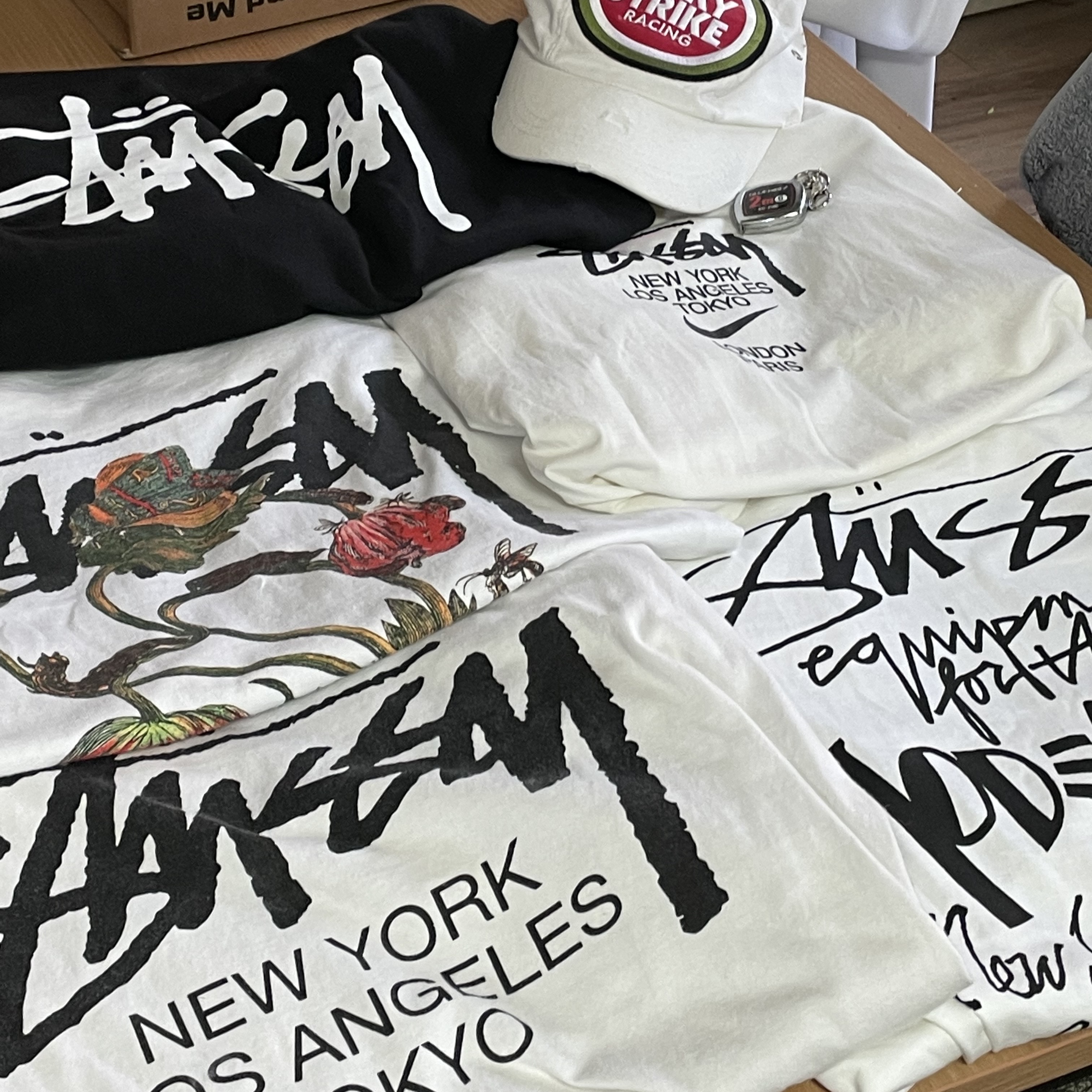 Stussy Basic Stussy LS T-Shirt Black 2022, Stussy Withered Flower T-Shirt White 착용 스타일