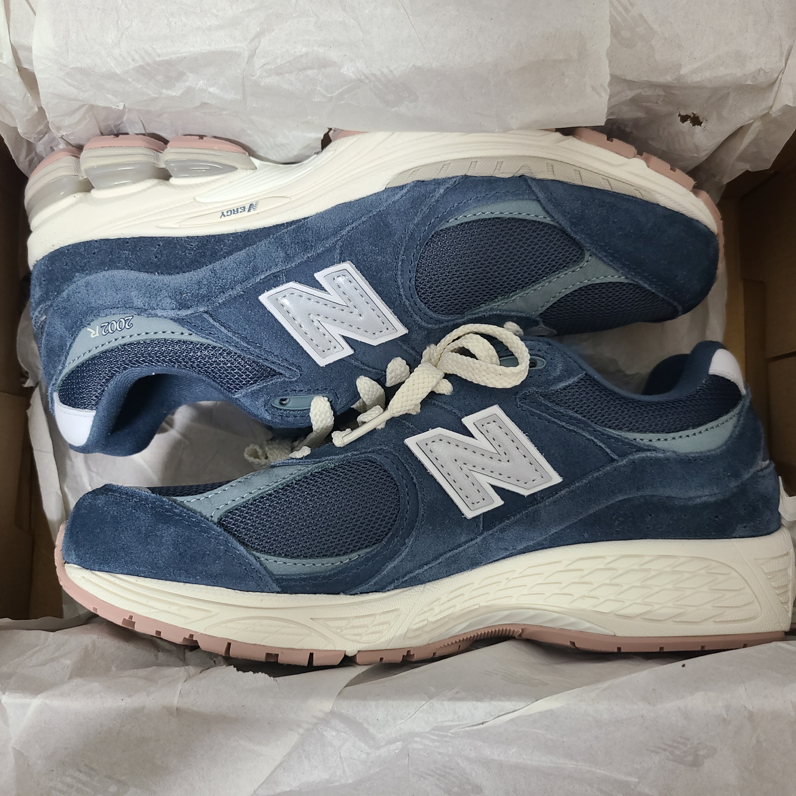 New Balance 2002R Deep Ocean Grey Slate 착용 스타일