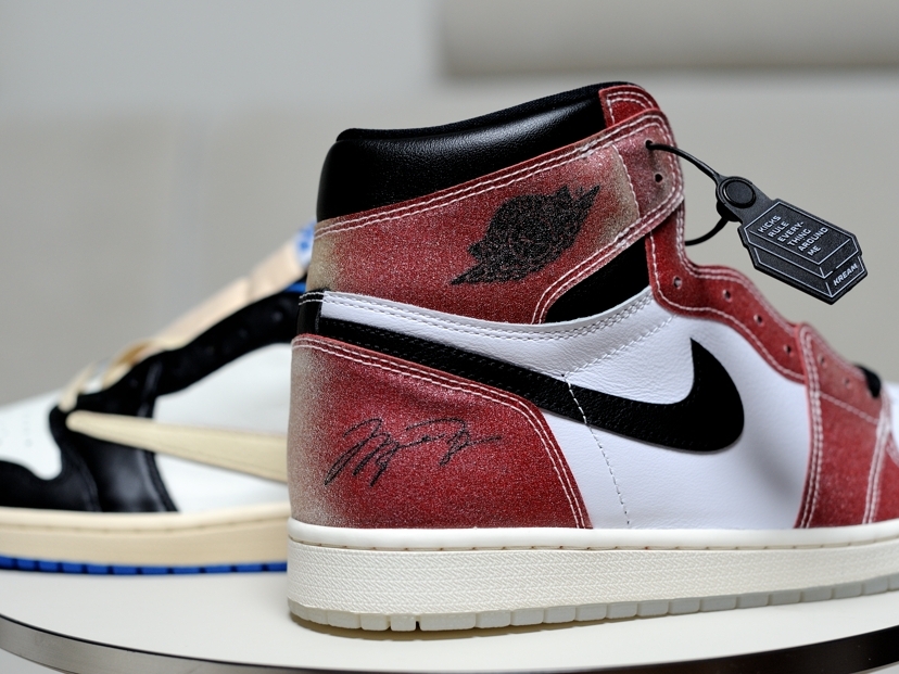 Jordan 1 x Travis Scott x Fragment Retro Low OG SP Military Blue, Jordan 1 x Trophy Room Retro High OG SP Chicago 착용 스타일 - 4