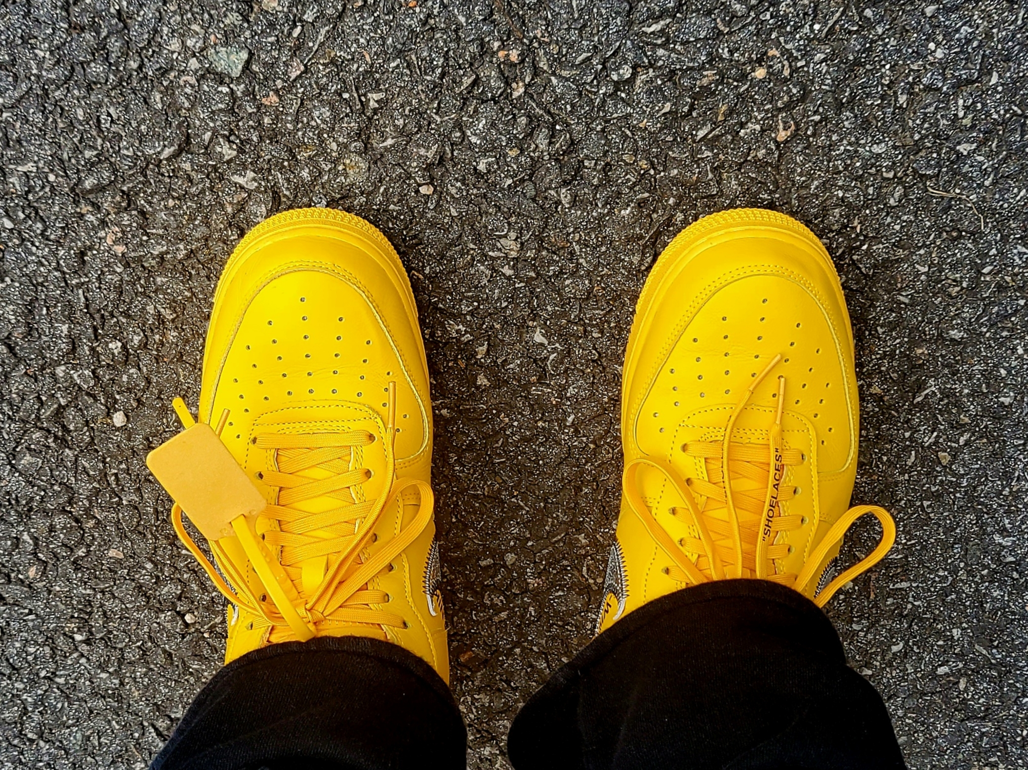 Nike x Off-White Air Force 1 '07 University Gold 착용 스타일 - 4