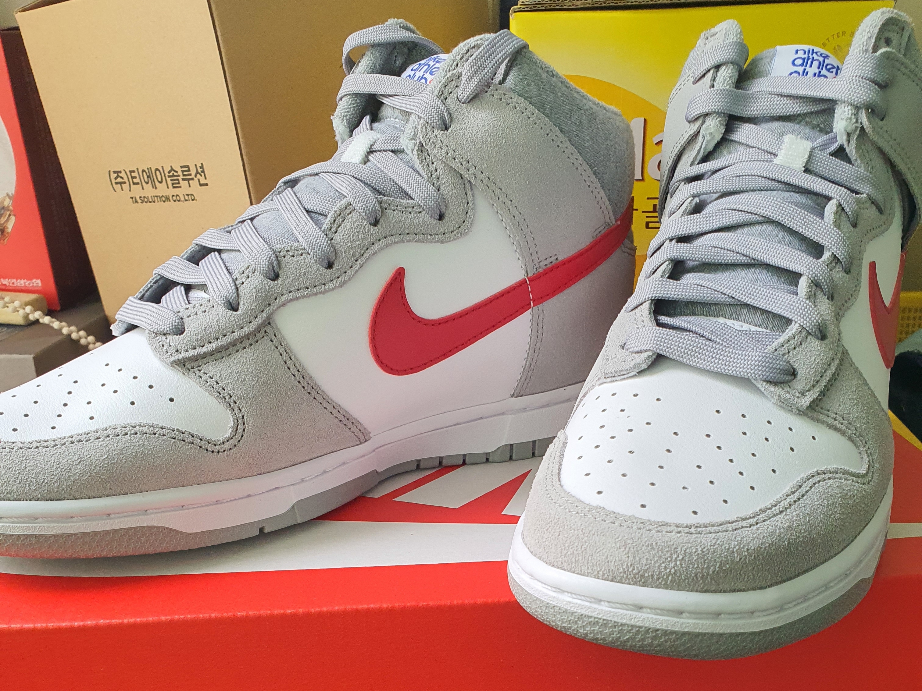 Nike Dunk High Retro SE Athletic Club Light Smoke Grey Gym Red 착용 스타일 - 2
