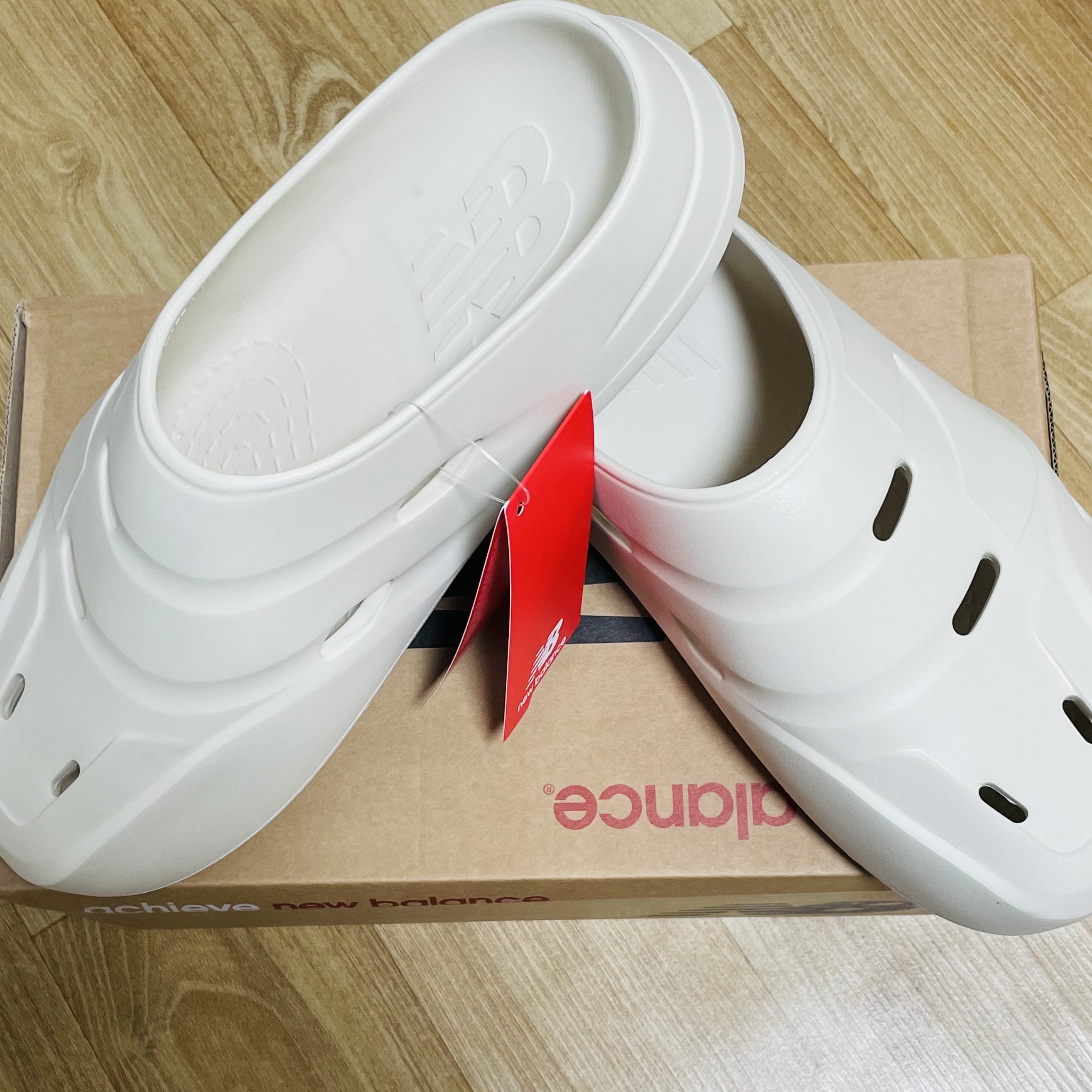New Balance NB Clog Ivory 착용 스타일 - 2
