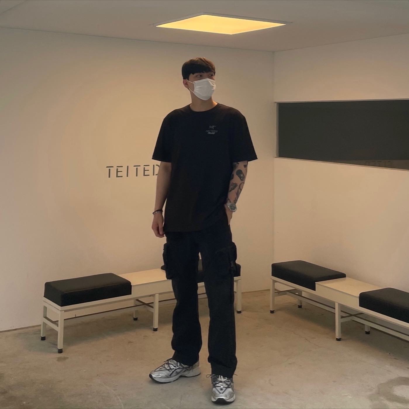 Palace x Arc'teryx T-Shirt Black - 20FW, Asics x Andersson Bell Gel-1090 Glacier Grey Silver 착용 스타일 - 1