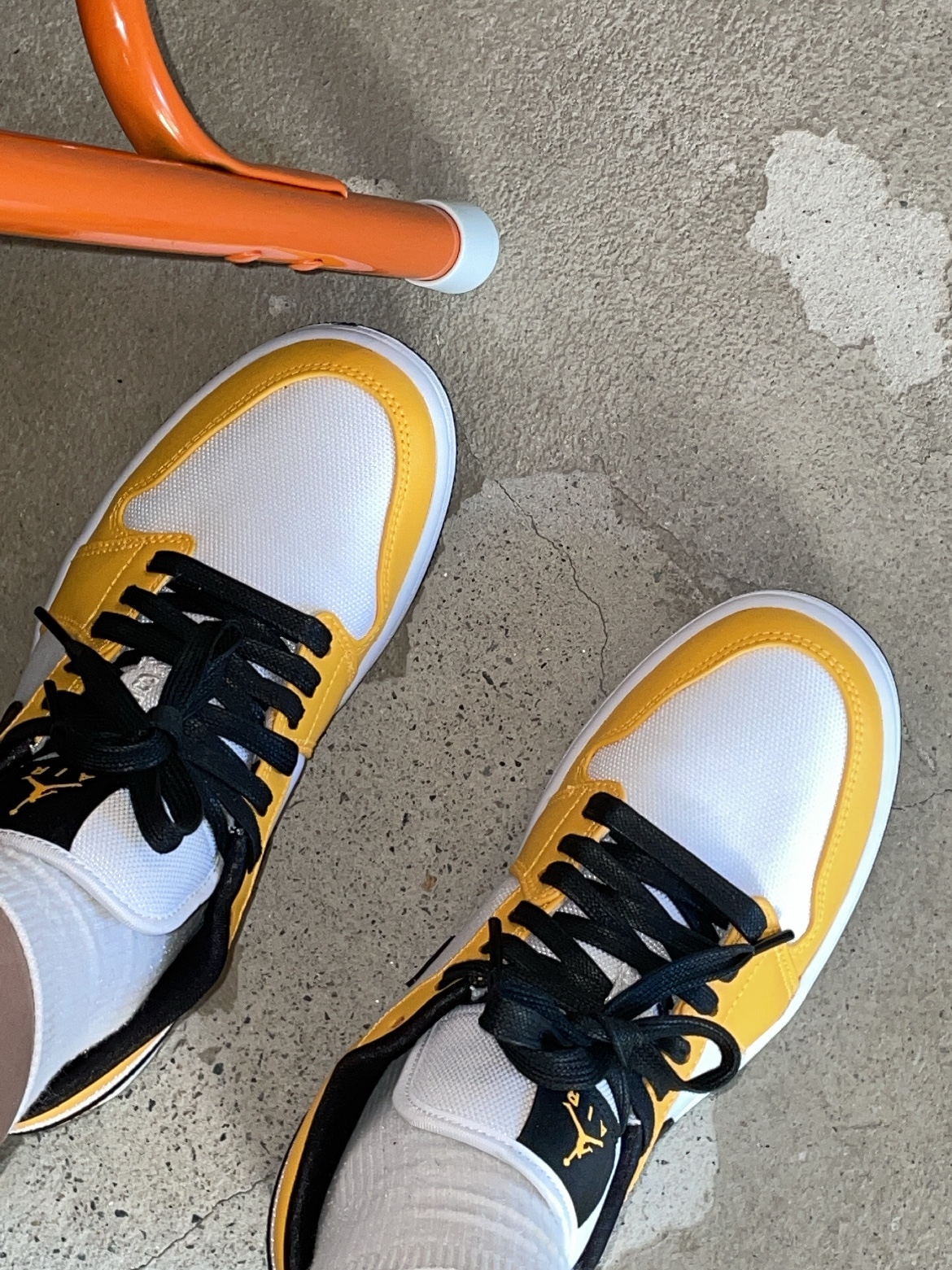 (W) Jordan 1 Low SE Laser Orange 착용 스타일 - 2