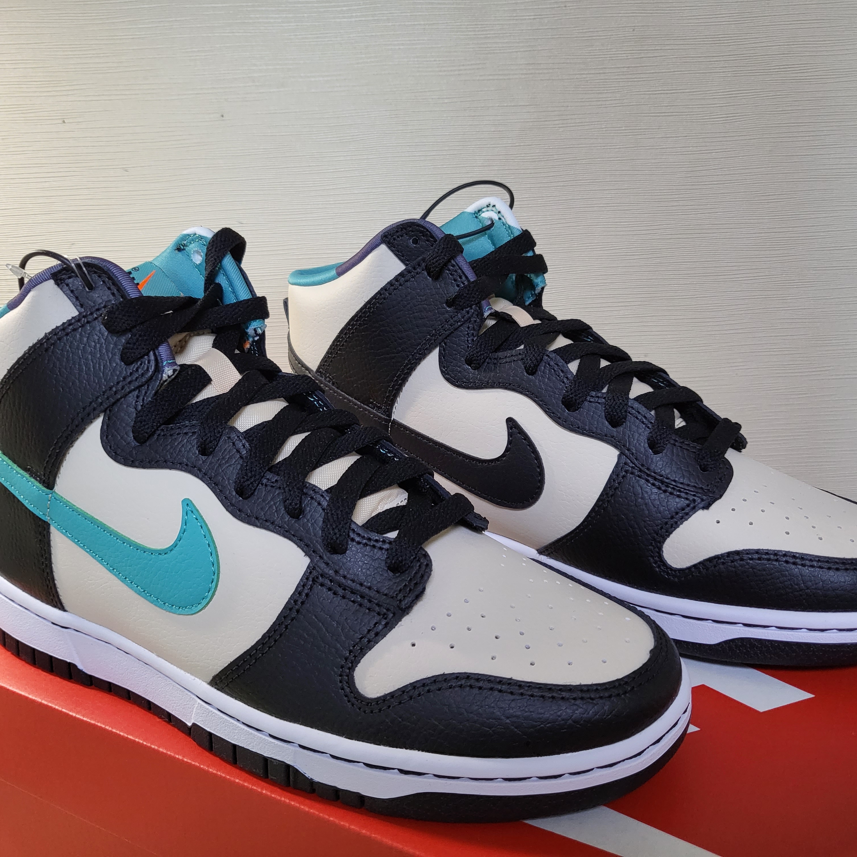 Nike Dunk High Retro EMB Pearl White Washed Teal and Black 착용 스타일 - 1