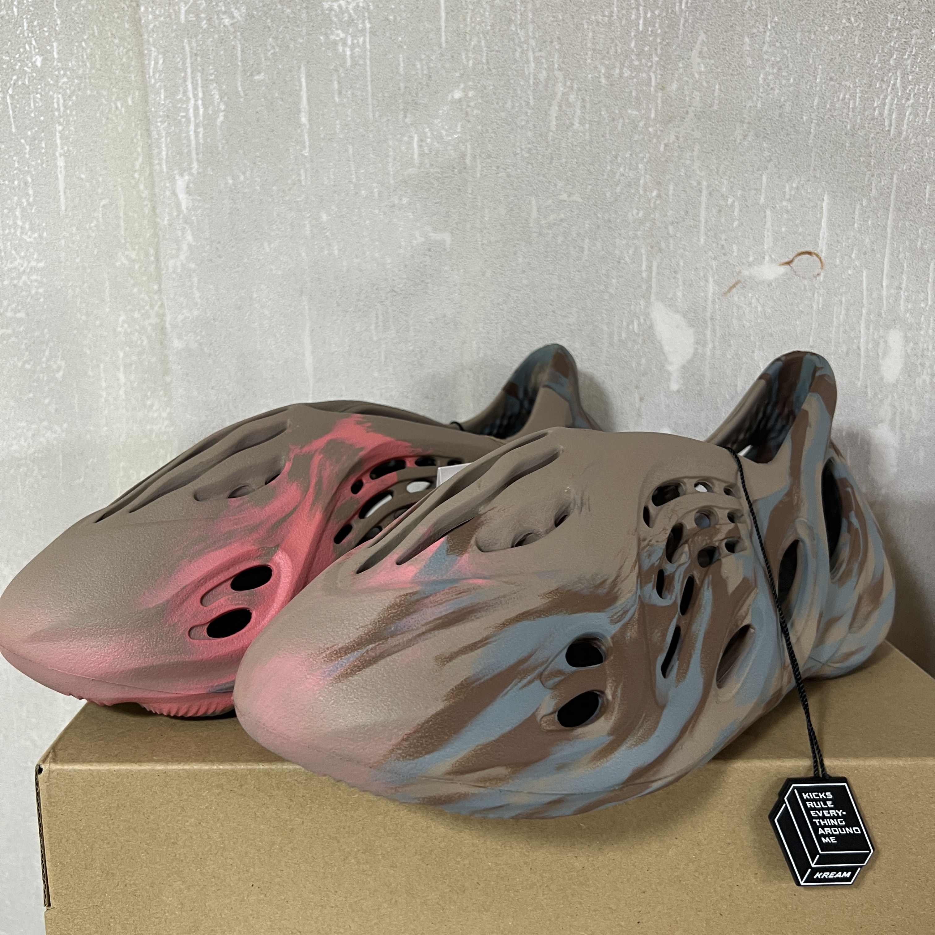 Adidas Yeezy Foam RNNR MX Sand Grey 착용 스타일 - 2