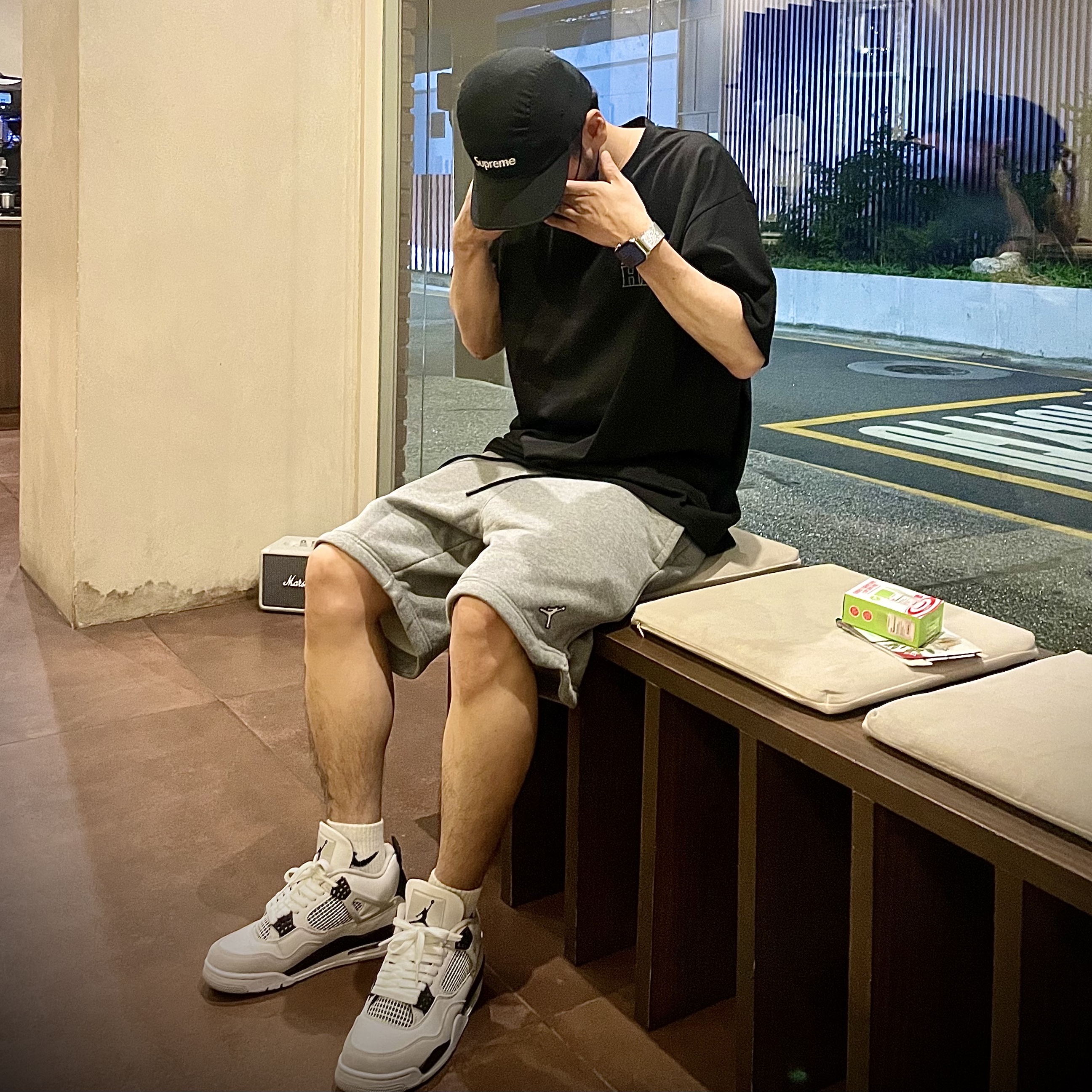 Jordan 4 Retro White and Black, Supreme Washed Chino Twill Camp Cap Black 착용 스타일