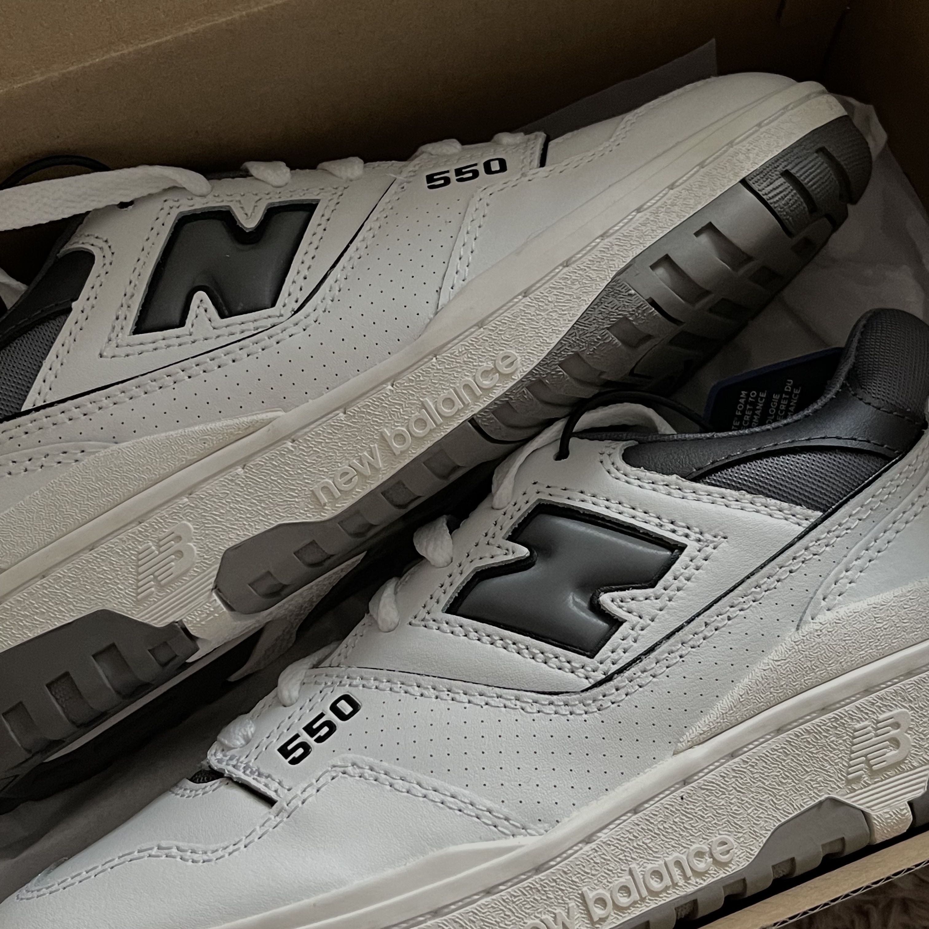 New Balance 550 White Grey Dark Grey - 2E Wide 착용 스타일