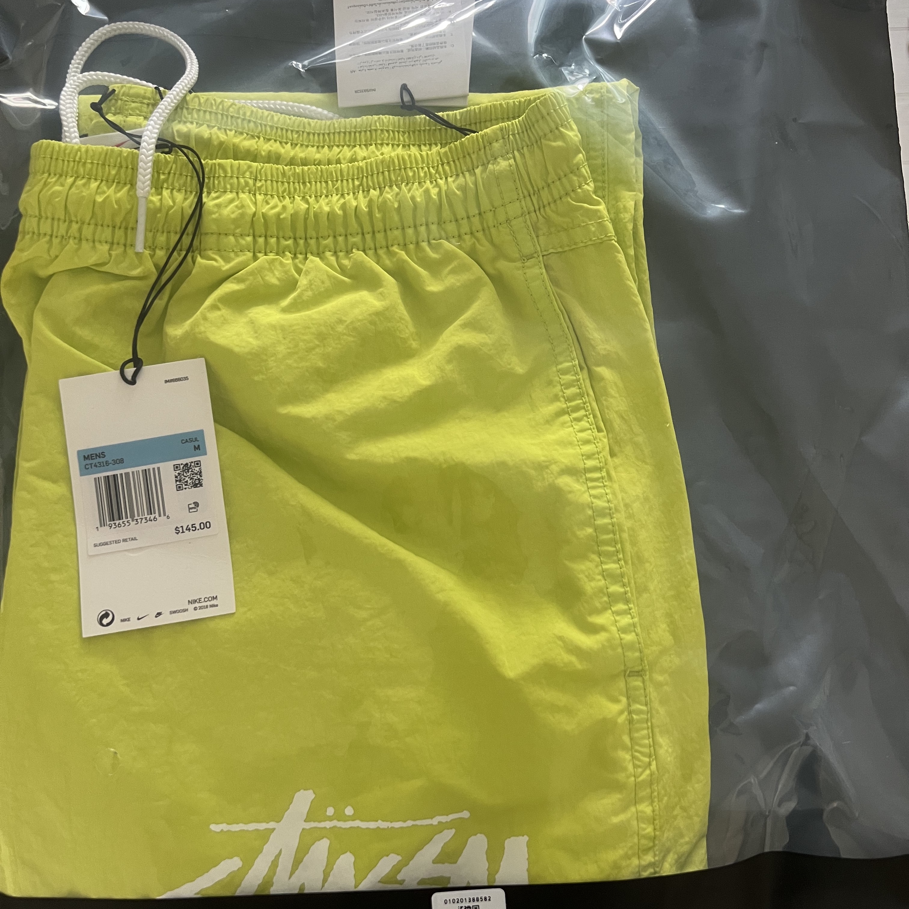 Nike x Stussy Beach Pants Bright Cactus 착용 스타일