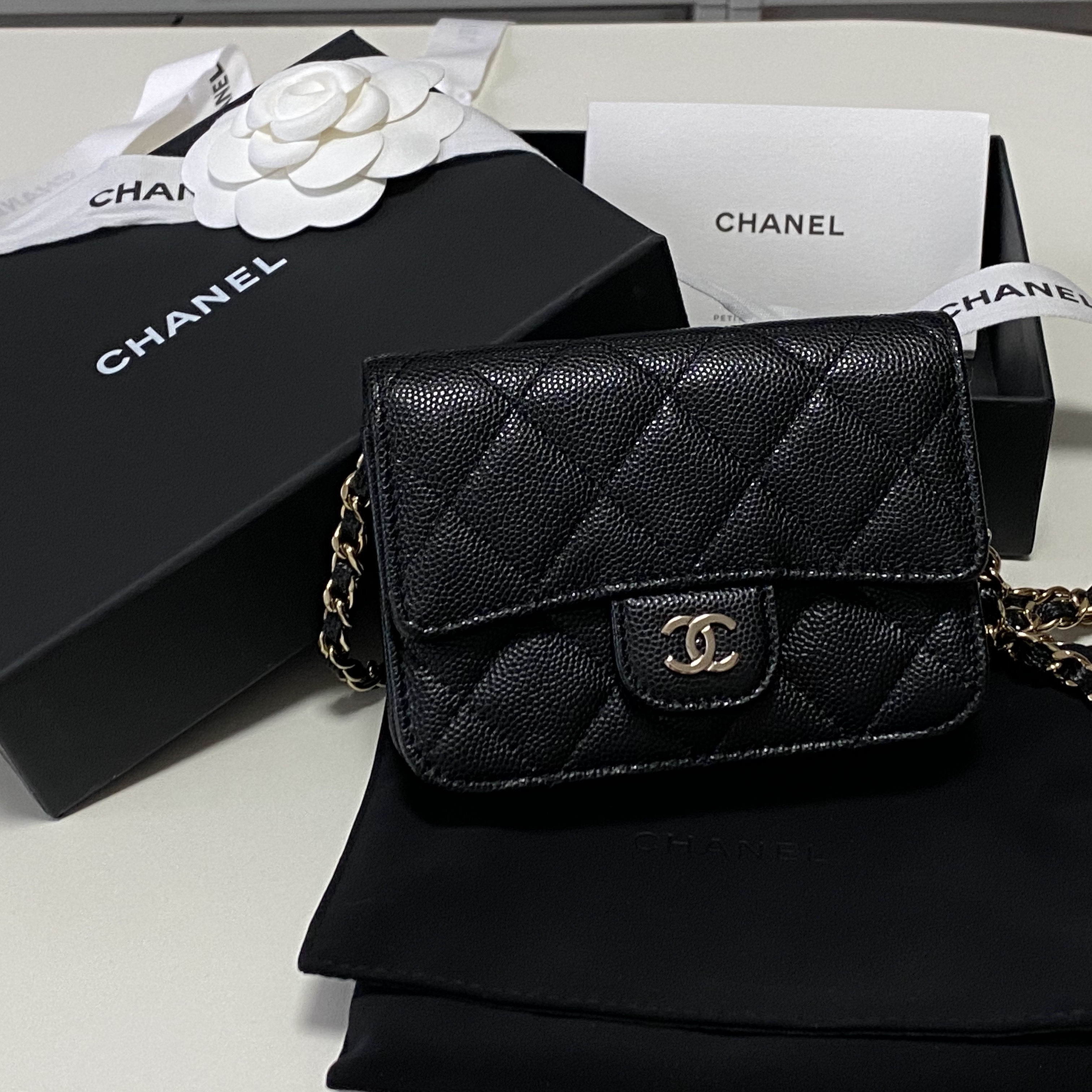 Chanel Classic Flap Card Holder with Chain Grained Calfskin & Gold Black 착용 스타일 - 2