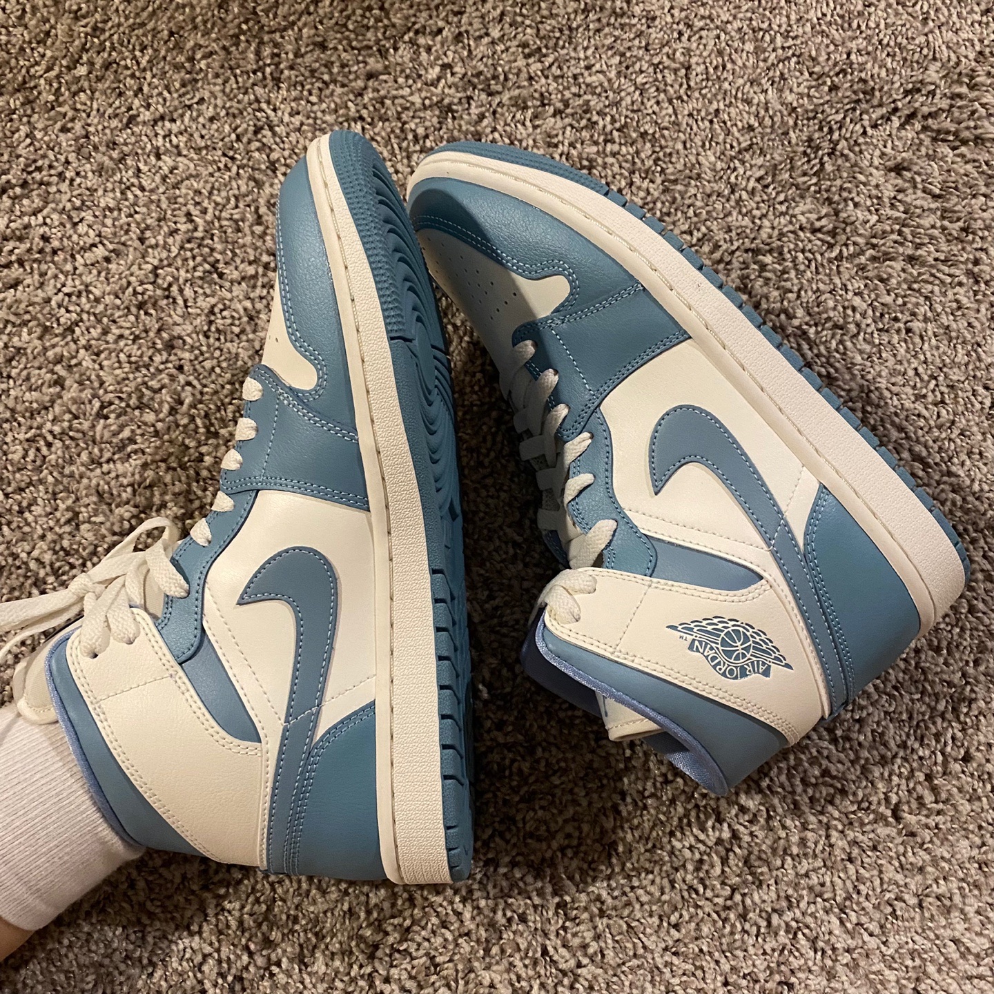 (W) Jordan 1 Mid Sail and Worn Blue 착용 스타일