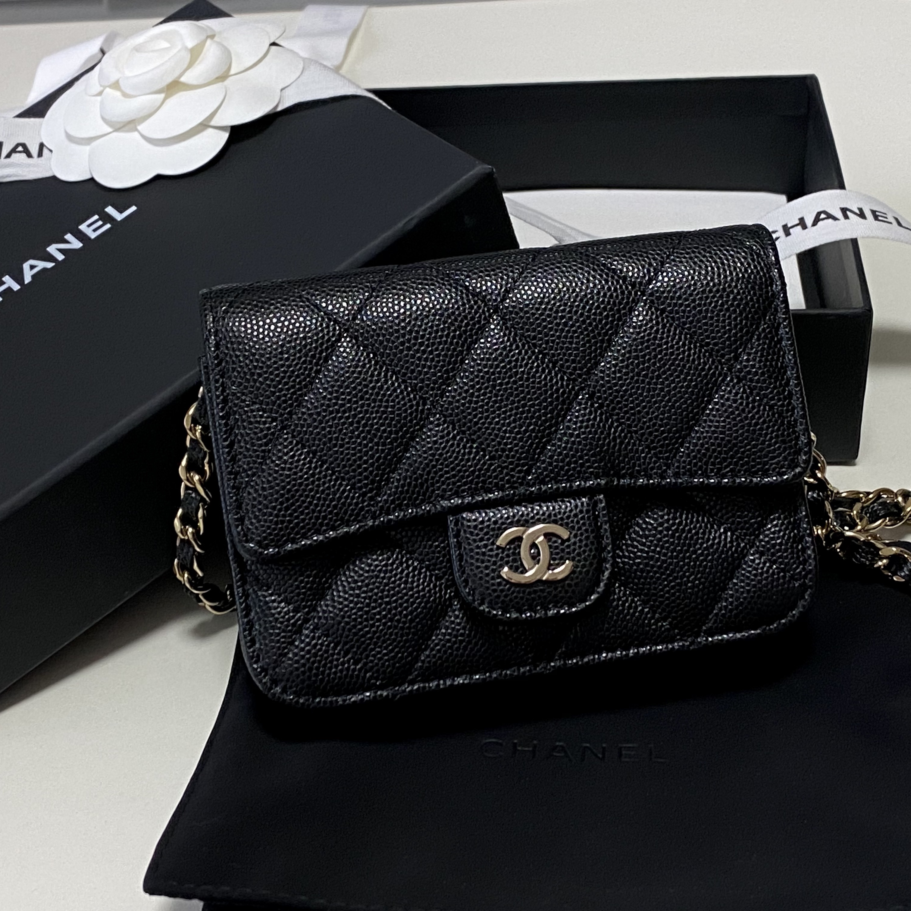 Chanel Classic Flap Card Holder with Chain Grained Calfskin & Gold Black 착용 스타일 - 1