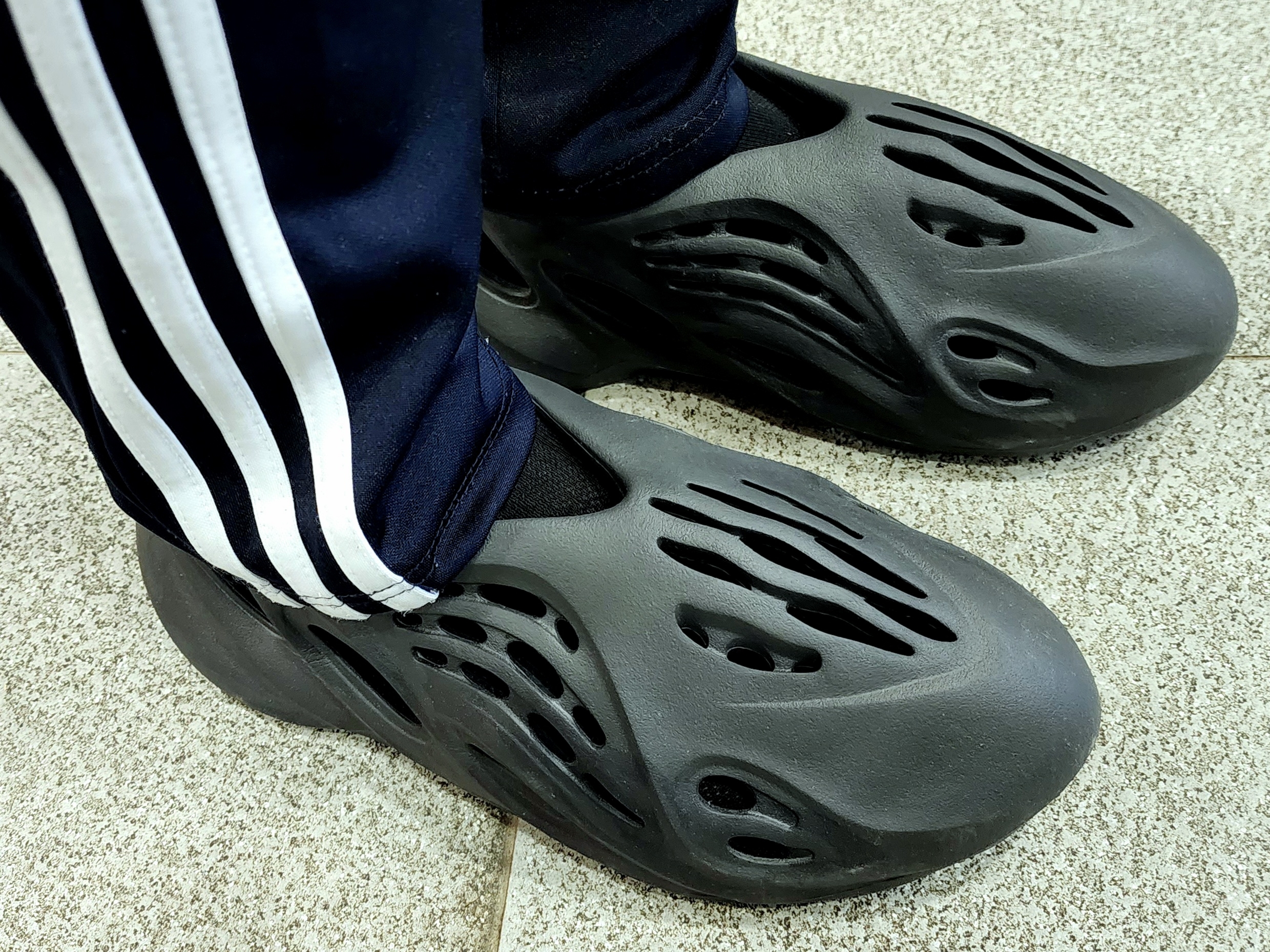 Adidas Yeezy Foam RNNR Onyx 착용 스타일