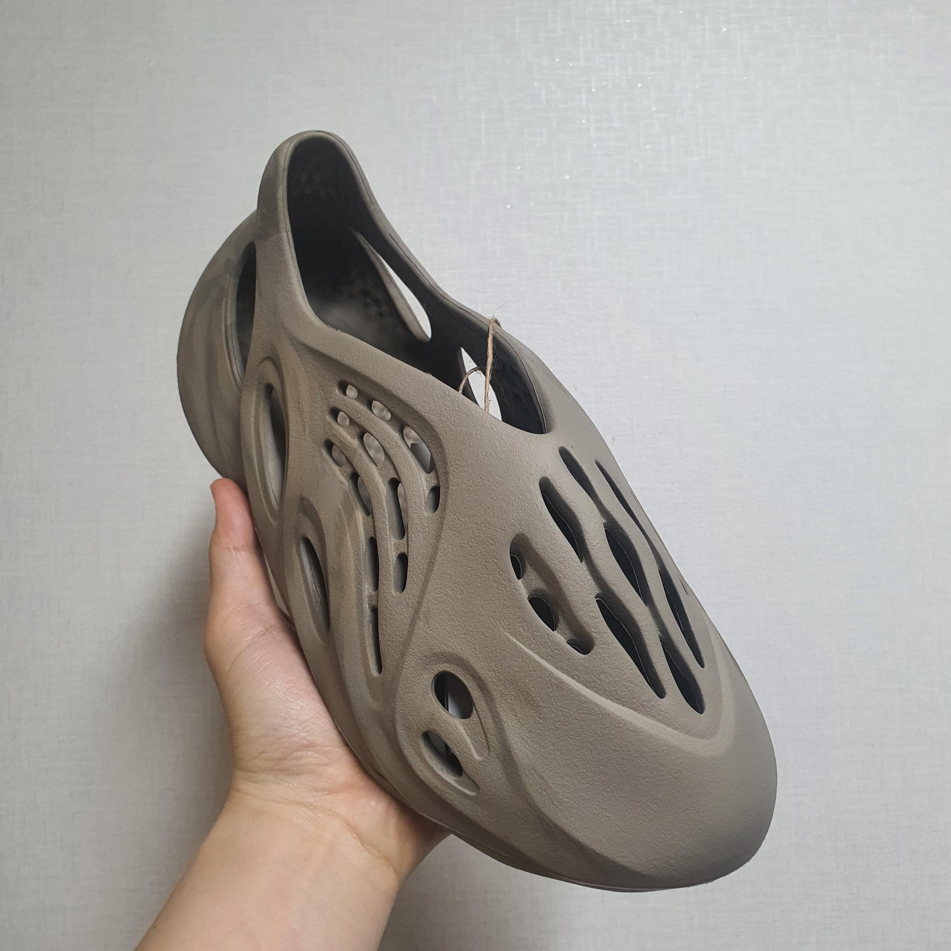 Adidas Yeezy Foam RNNR Stone Sage 착용 스타일