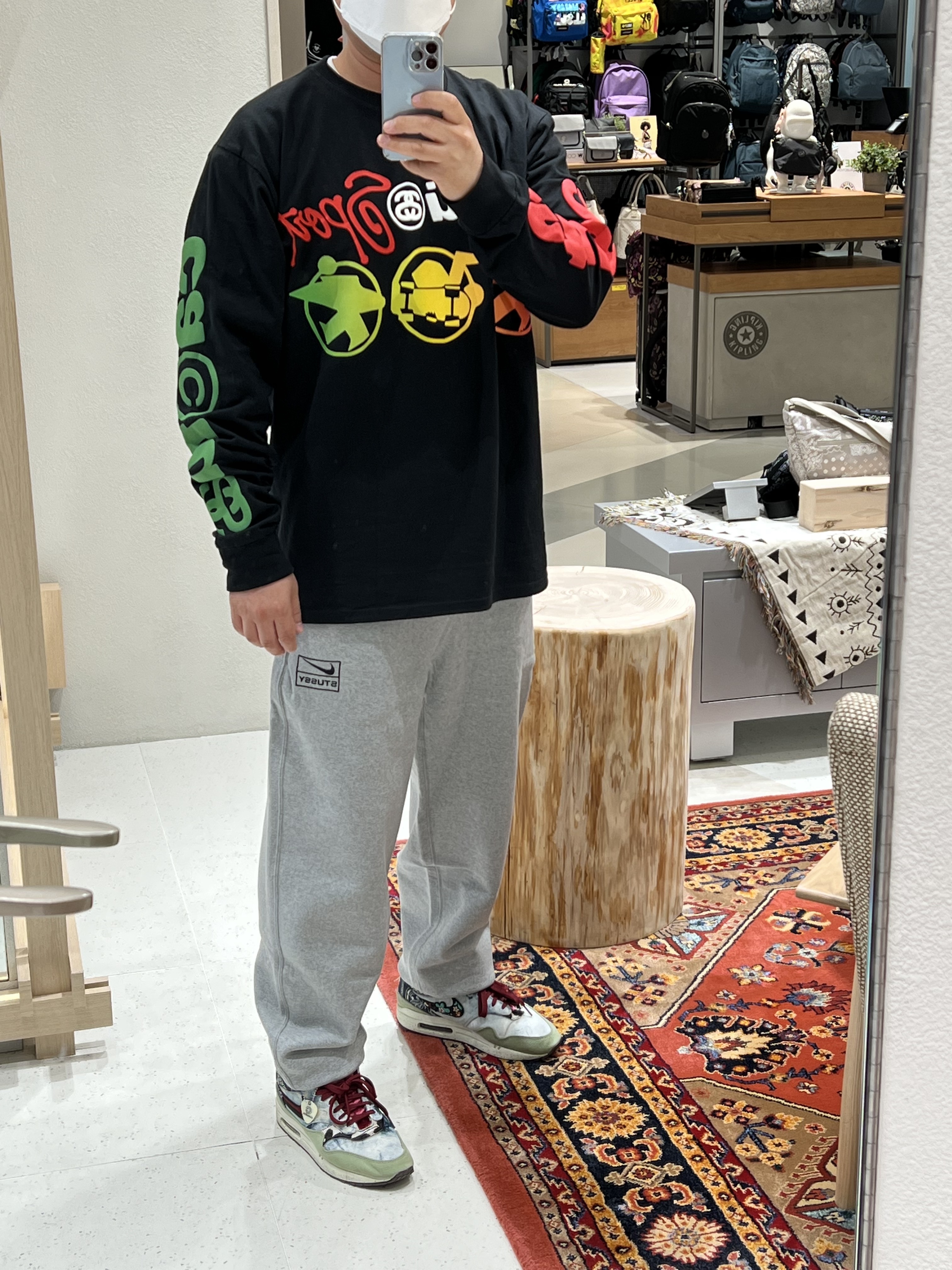 Nike x Stussy NRG RA Fleece Pants Dark Grey Heather (DJ9490-063), Stussy x Cactus Plant Flea Market Sport LS T-Shirt Black 착용 스타일 - 1