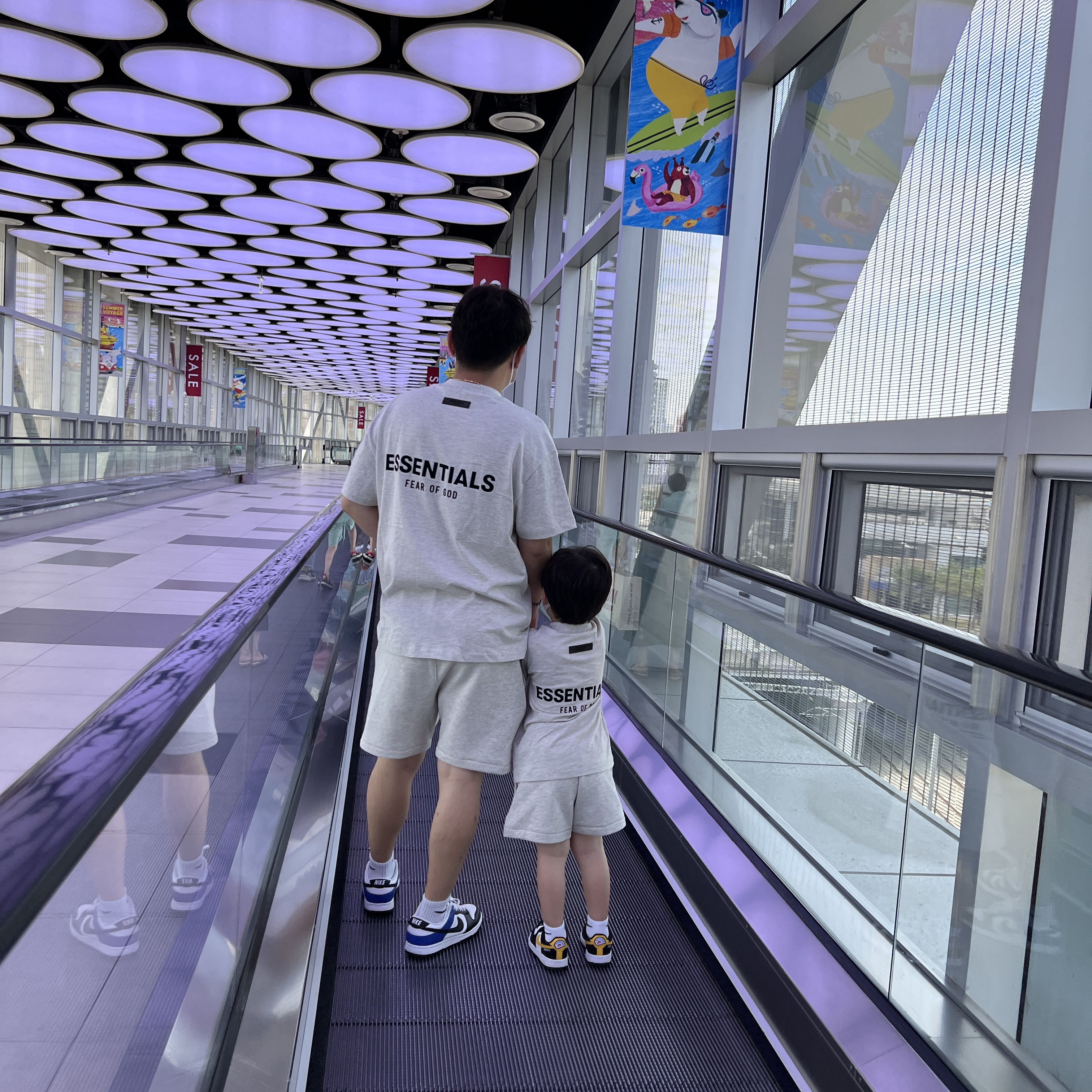 (Kids) Essentials The Core Collection T-Shirt Light Oatmeal, (Kids) Essentials The Core Collection Sweatshorts Light Oatmeal 착용 스타일