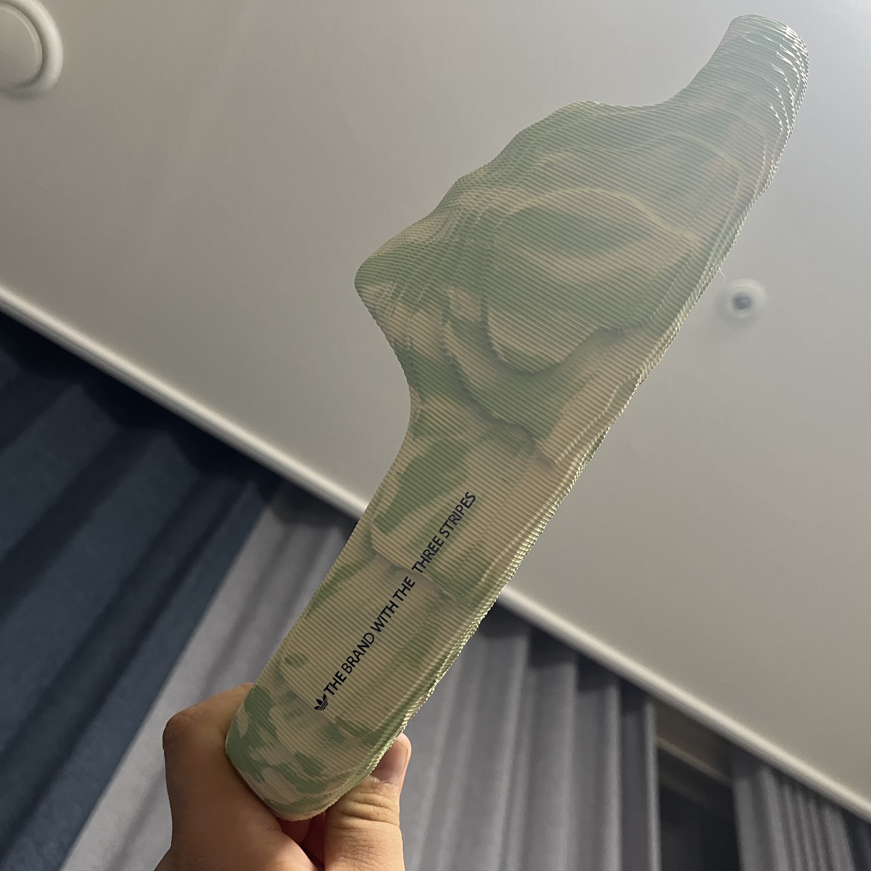 Adidas Adilette 22 Magic Lime Desert Sand 착용 스타일