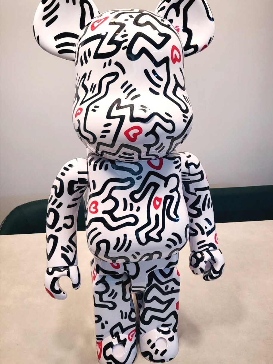 Bearbrick Keith Haring #8 1000% 착용 스타일 - 2