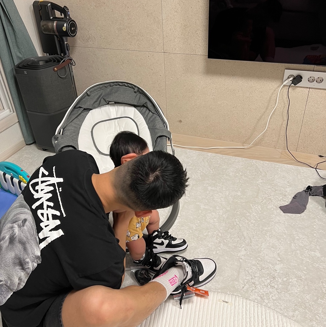 Nike x Stussy Air Force 1 '07 Mid SP Black and Light Bone, Stussy Livin' Large T-Shirt Black 착용 스타일 - 3