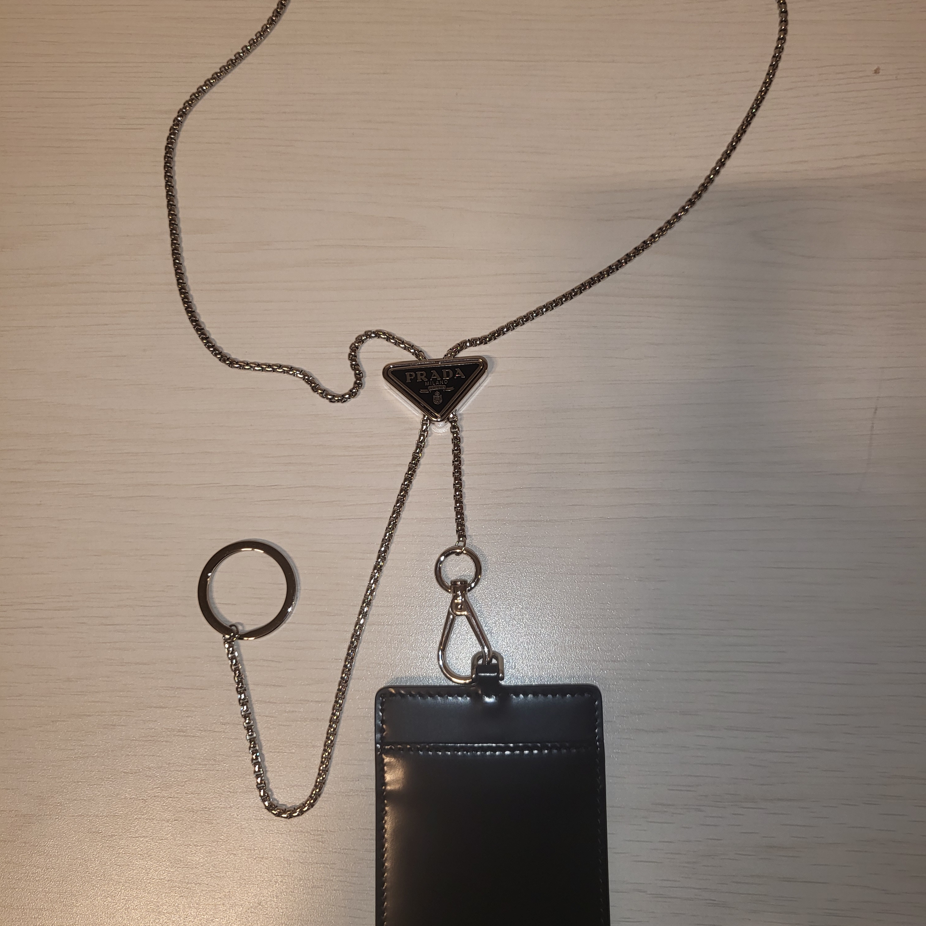 Prada Leather Badge Card Holder Black 착용 스타일 - 2