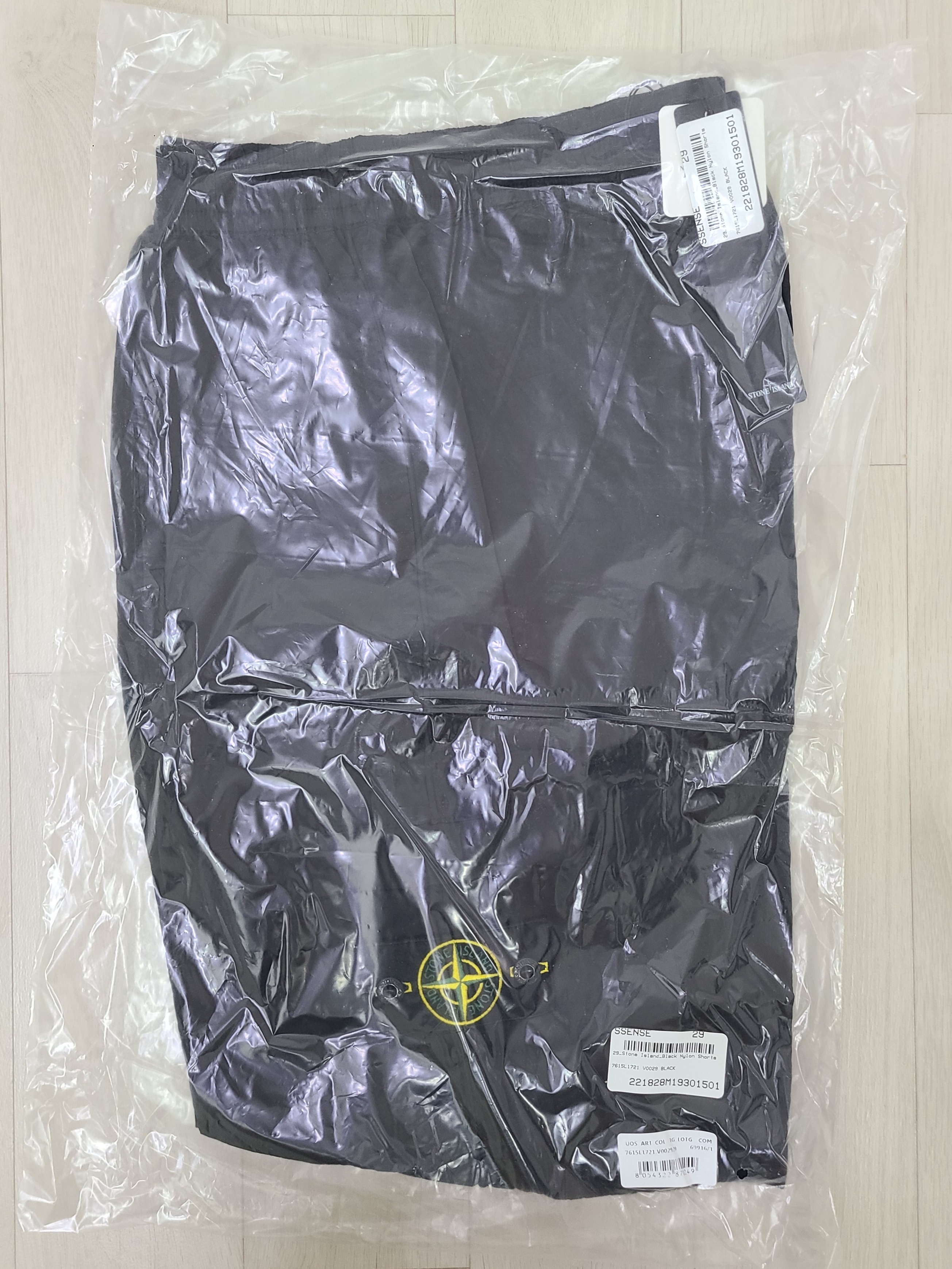 Stone Island 63750 Garment Dyed Heavy Cotton Long Sleeve T-Shirt Black - 22SS, Stone Island L1721 Nylon Metal Garment Dyed Bermuda Shorts Black - 22SS 착용 스타일 - 3