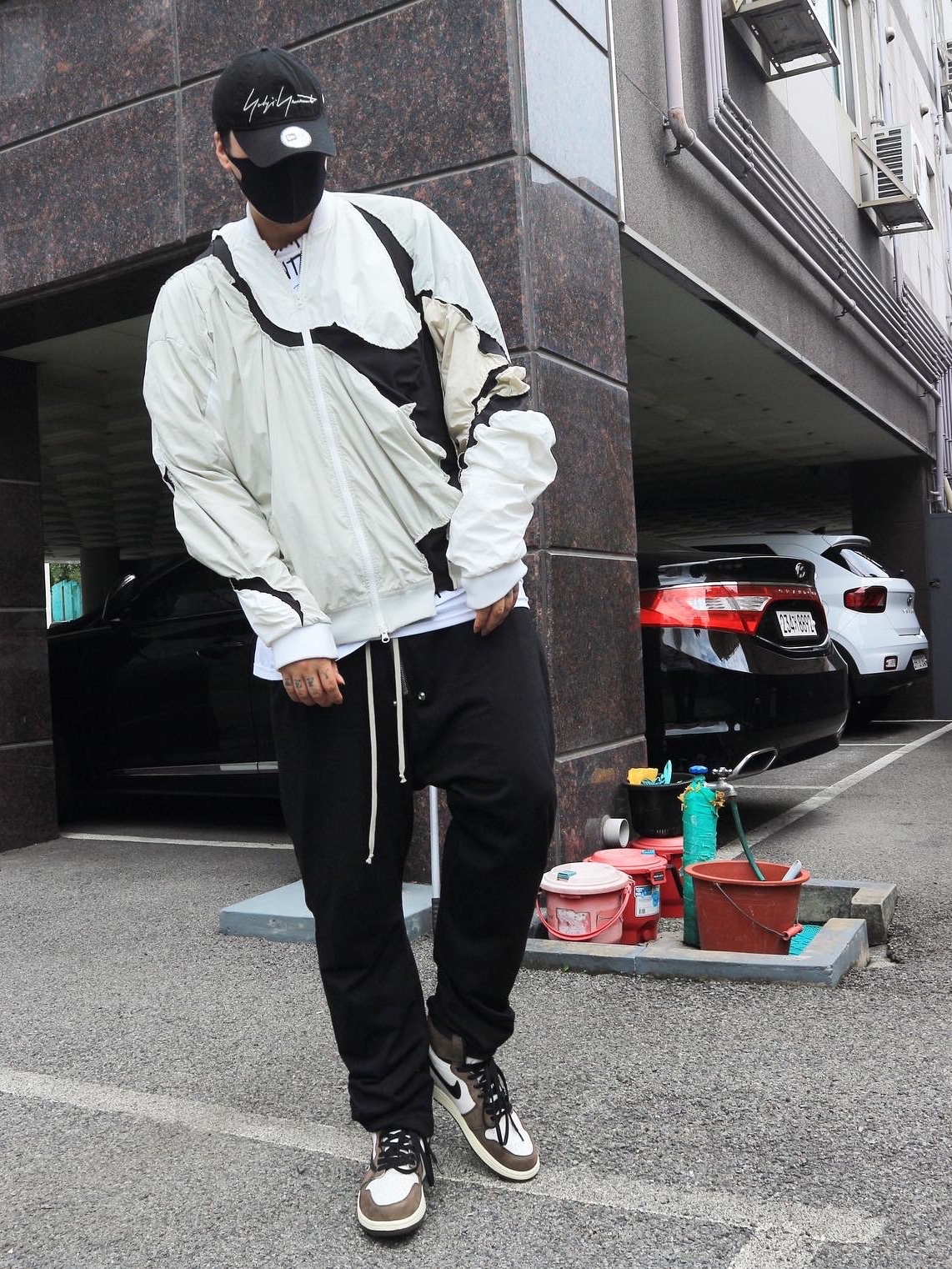 Jordan 1 x Travis Scott Retro High OG SP Mocha, Stussy x Takahiromiyashita The Soloist 40 WT T-Shirt 착용 스타일 - 3